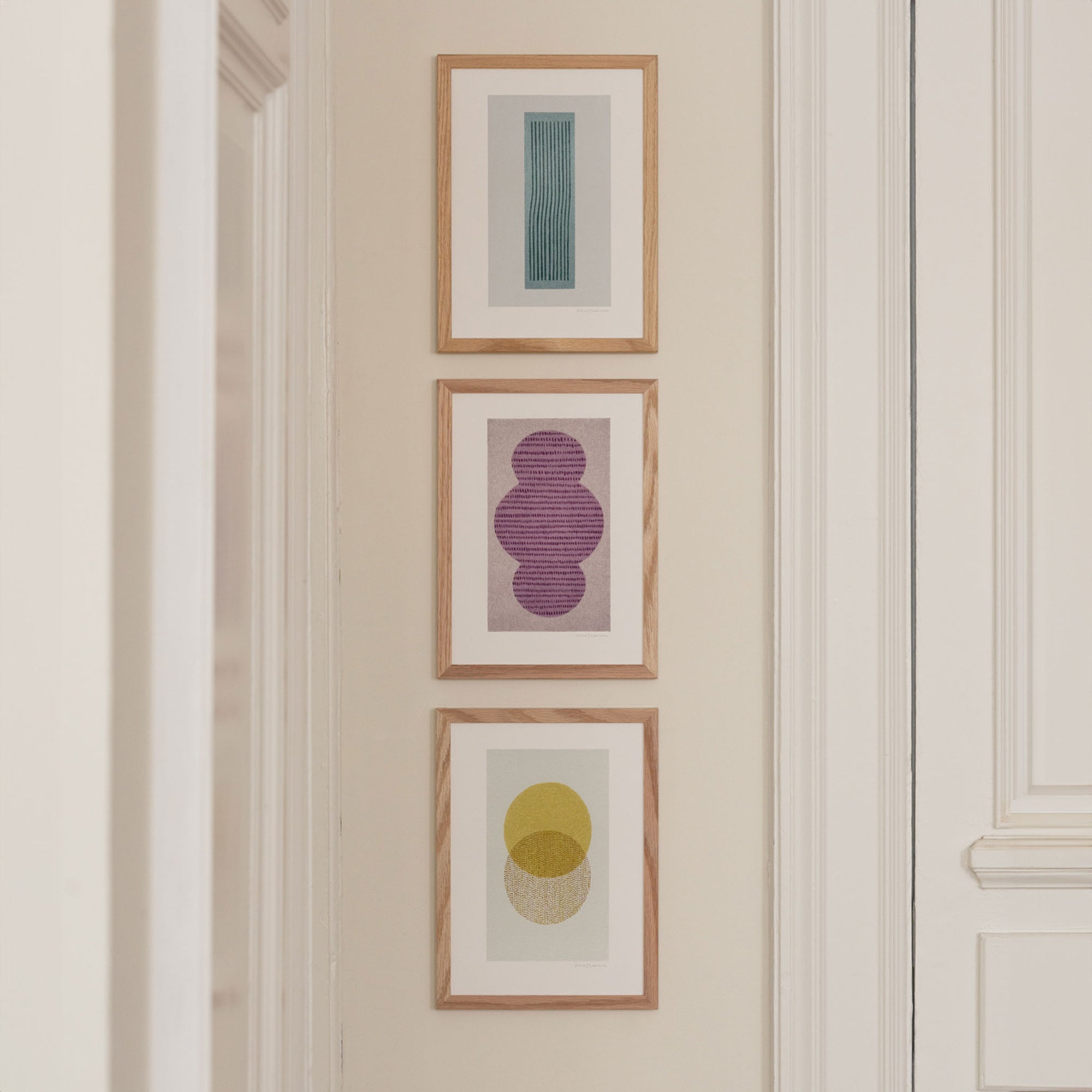 The Poster Club（ポスタークラブ）は、デンマーク・コペンハーゲンを拠点とするオンラインショップで、北欧デザインの高品質なポスターやアートプリントを専門に取り扱っています。新進気鋭の若手アーティストから世界的に活躍する作家まで、多彩なラインナップが魅力。北欧のライフスタイル、ファッション、インテリアデザインのトレンドを取り入れたミニマルで洗練された作品は、シンプルで上質な空間に自然と溶け込みます。ナチュラルインテリアや韓国風の部屋づくり、和モダンテイストにも調和し、アートを取り入れた暮らしを提案。世界中のインテリア雑誌やデザインメディアにも多数掲載されており、感度の高いユーザーからも厚い信頼を集めています。The Poster Clubは、アートプリントを通して日常に美とインスピレーションを届ける、北欧インテリア好きにおすすめのブランドです。