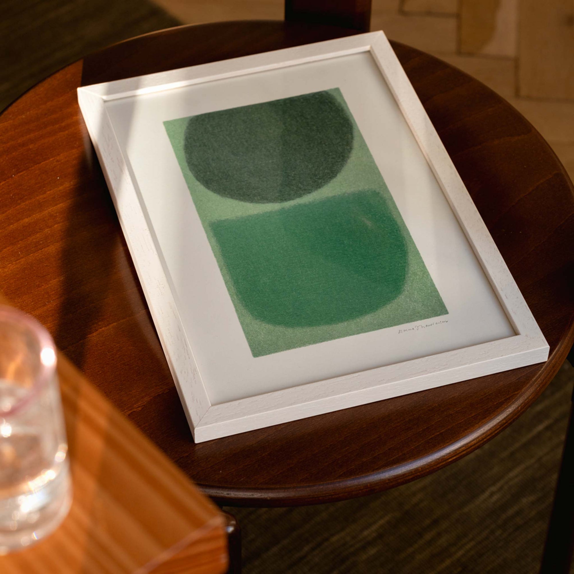 The Poster Club（ポスタークラブ）は、デンマーク・コペンハーゲンを拠点とするオンラインショップで、北欧デザインの高品質なポスターやアートプリントを専門に取り扱っています。新進気鋭の若手アーティストから世界的に活躍する作家まで、多彩なラインナップが魅力。北欧のライフスタイル、ファッション、インテリアデザインのトレンドを取り入れたミニマルで洗練された作品は、シンプルで上質な空間に自然と溶け込みます。ナチュラルインテリアや韓国風の部屋づくり、和モダンテイストにも調和し、アートを取り入れた暮らしを提案。世界中のインテリア雑誌やデザインメディアにも多数掲載されており、感度の高いユーザーからも厚い信頼を集めています。The Poster Clubは、アートプリントを通して日常に美とインスピレーションを届ける、北欧インテリア好きにおすすめのブランドです。