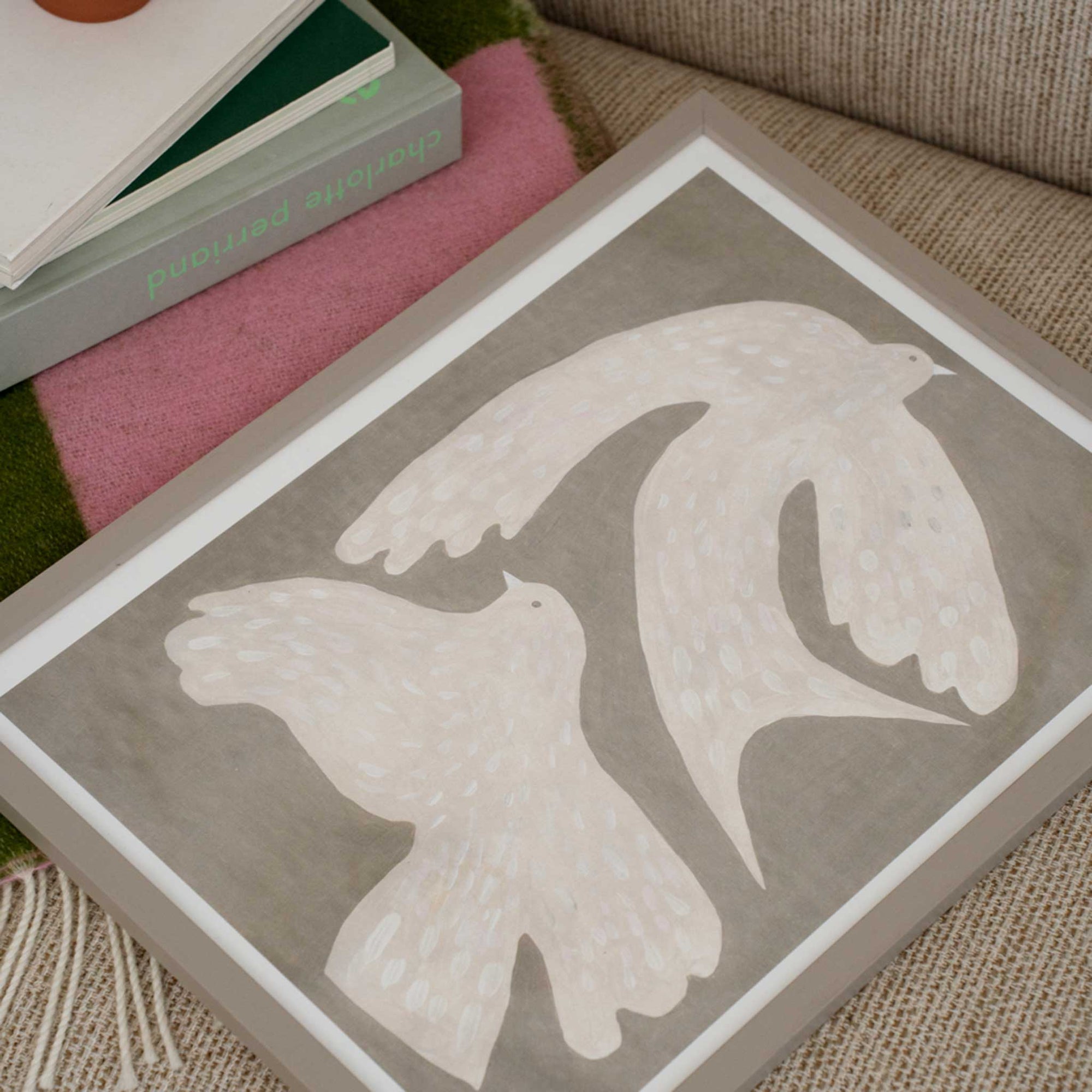 The Poster Club（ポスタークラブ）は、デンマーク・コペンハーゲンを拠点とするオンラインショップで、北欧デザインの高品質なポスターやアートプリントを専門に取り扱っています。新進気鋭の若手アーティストから世界的に活躍する作家まで、多彩なラインナップが魅力。北欧のライフスタイル、ファッション、インテリアデザインのトレンドを取り入れたミニマルで洗練された作品は、シンプルで上質な空間に自然と溶け込みます。ナチュラルインテリアや韓国風の部屋づくり、和モダンテイストにも調和し、アートを取り入れた暮らしを提案。世界中のインテリア雑誌やデザインメディアにも多数掲載されており、感度の高いユーザーからも厚い信頼を集めています。The Poster Clubは、アートプリントを通して日常に美とインスピレーションを届ける、北欧インテリア好きにおすすめのブランドです。