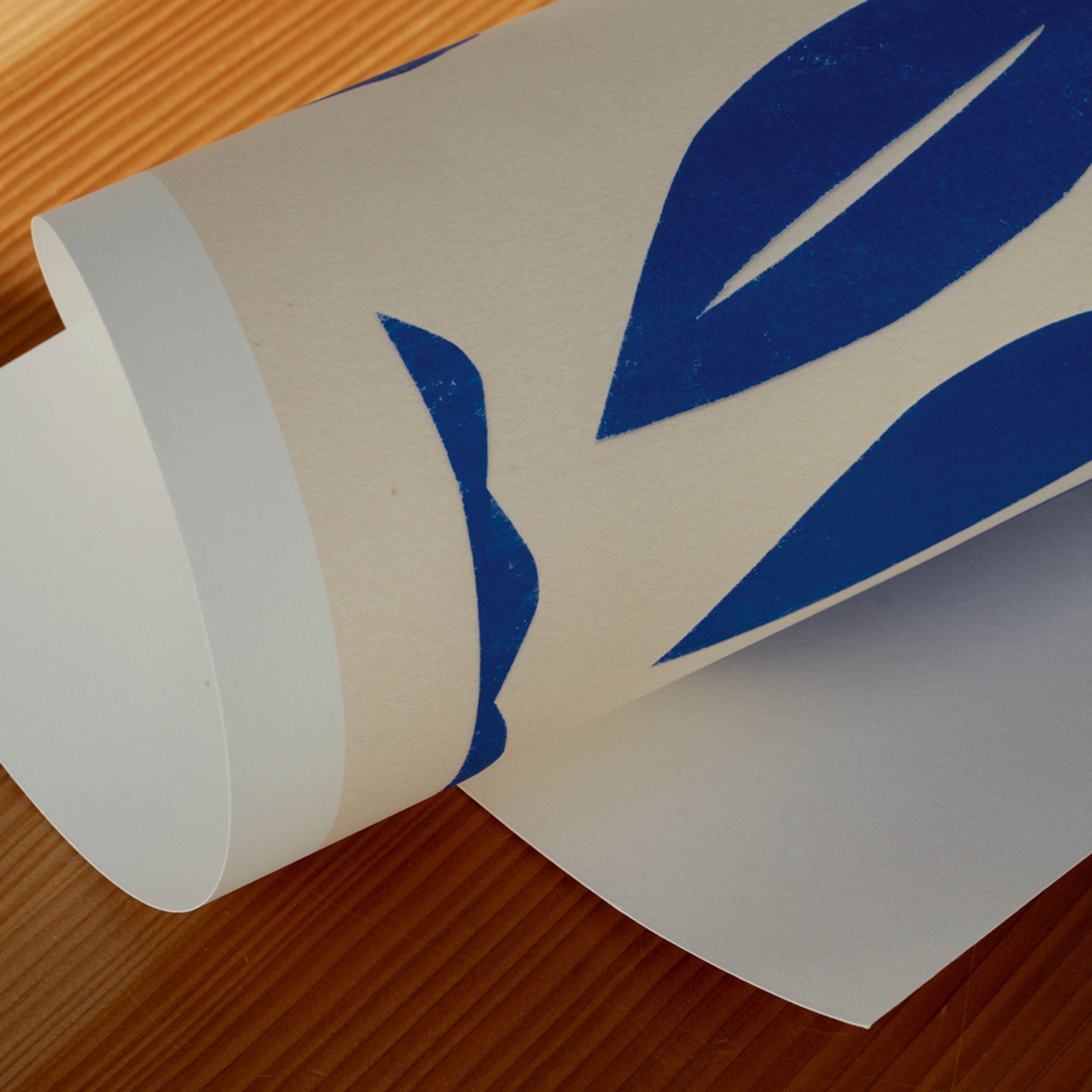 The Poster Club（ポスタークラブ）は、デンマーク・コペンハーゲンを拠点とするオンラインショップで、北欧デザインの高品質なポスターやアートプリントを専門に取り扱っています。新進気鋭の若手アーティストから世界的に活躍する作家まで、多彩なラインナップが魅力。北欧のライフスタイル、ファッション、インテリアデザインのトレンドを取り入れたミニマルで洗練された作品は、シンプルで上質な空間に自然と溶け込みます。ナチュラルインテリアや韓国風の部屋づくり、和モダンテイストにも調和し、アートを取り入れた暮らしを提案。世界中のインテリア雑誌やデザインメディアにも多数掲載されており、感度の高いユーザーからも厚い信頼を集めています。The Poster Clubは、アートプリントを通して日常に美とインスピレーションを届ける、北欧インテリア好きにおすすめのブランドです。