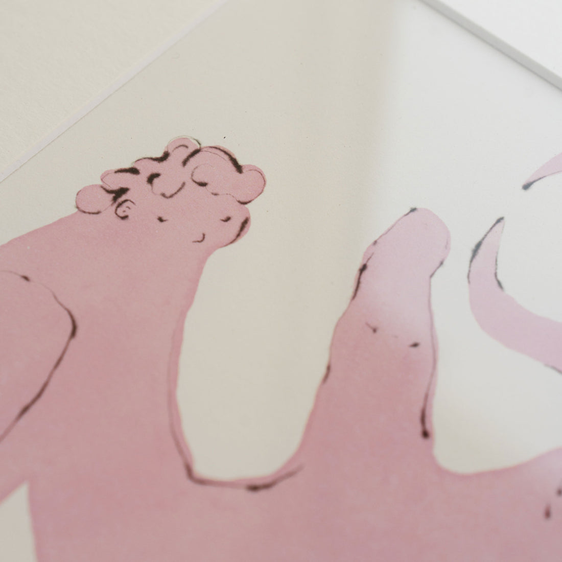 The Poster Club（ポスタークラブ）は、デンマーク・コペンハーゲンを拠点とするオンラインショップで、北欧デザインの高品質なポスターやアートプリントを専門に取り扱っています。新進気鋭の若手アーティストから世界的に活躍する作家まで、多彩なラインナップが魅力。北欧のライフスタイル、ファッション、インテリアデザインのトレンドを取り入れたミニマルで洗練された作品は、シンプルで上質な空間に自然と溶け込みます。ナチュラルインテリアや韓国風の部屋づくり、和モダンテイストにも調和し、アートを取り入れた暮らしを提案。世界中のインテリア雑誌やデザインメディアにも多数掲載されており、感度の高いユーザーからも厚い信頼を集めています。The Poster Clubは、アートプリントを通して日常に美とインスピレーションを届ける、北欧インテリア好きにおすすめのブランドです。