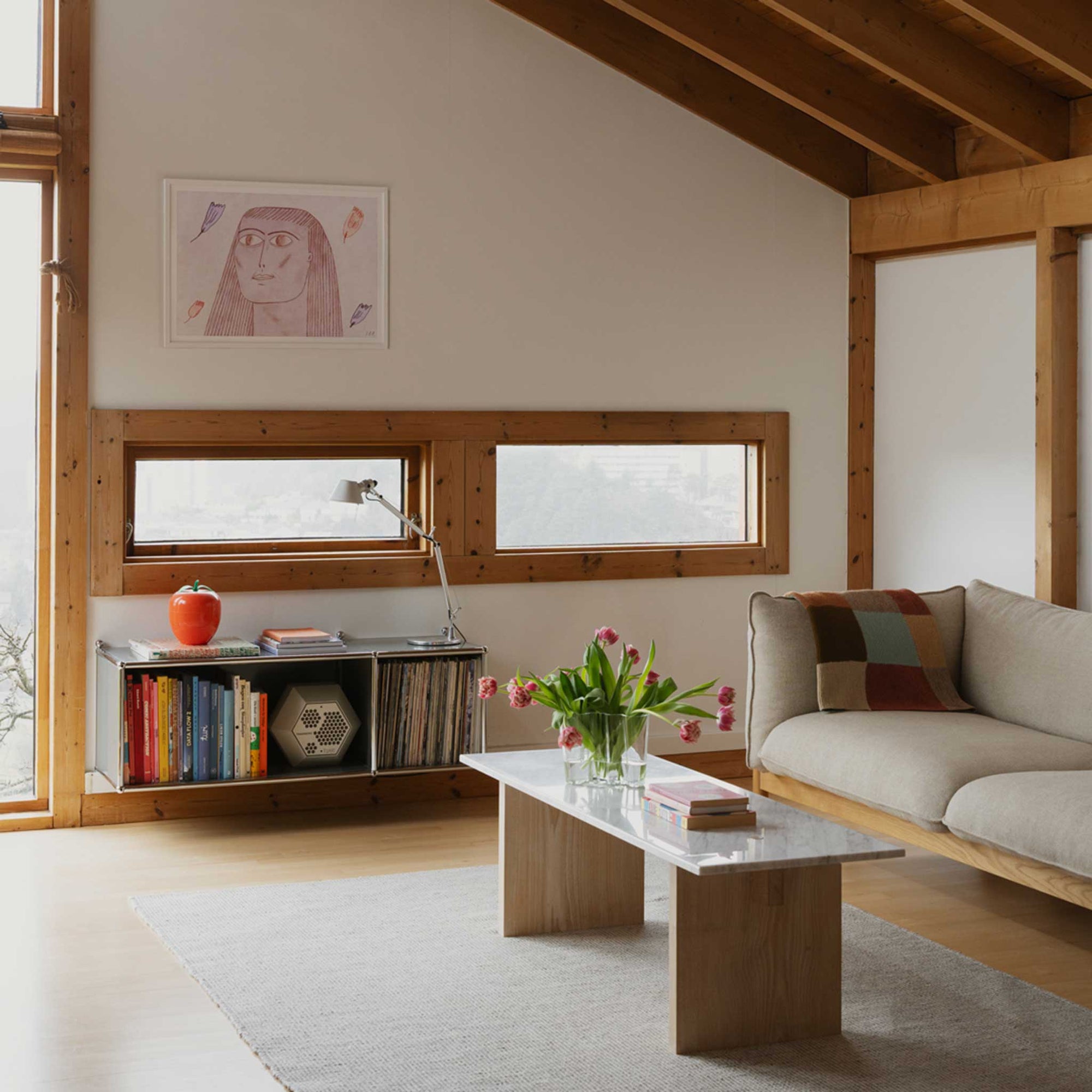 The Poster Club（ポスタークラブ）は、デンマーク・コペンハーゲンを拠点とするオンラインショップで、北欧デザインの高品質なポスターやアートプリントを専門に取り扱っています。新進気鋭の若手アーティストから世界的に活躍する作家まで、多彩なラインナップが魅力。北欧のライフスタイル、ファッション、インテリアデザインのトレンドを取り入れたミニマルで洗練された作品は、シンプルで上質な空間に自然と溶け込みます。ナチュラルインテリアや韓国風の部屋づくり、和モダンテイストにも調和し、アートを取り入れた暮らしを提案。世界中のインテリア雑誌やデザインメディアにも多数掲載されており、感度の高いユーザーからも厚い信頼を集めています。The Poster Clubは、アートプリントを通して日常に美とインスピレーションを届ける、北欧インテリア好きにおすすめのブランドです。