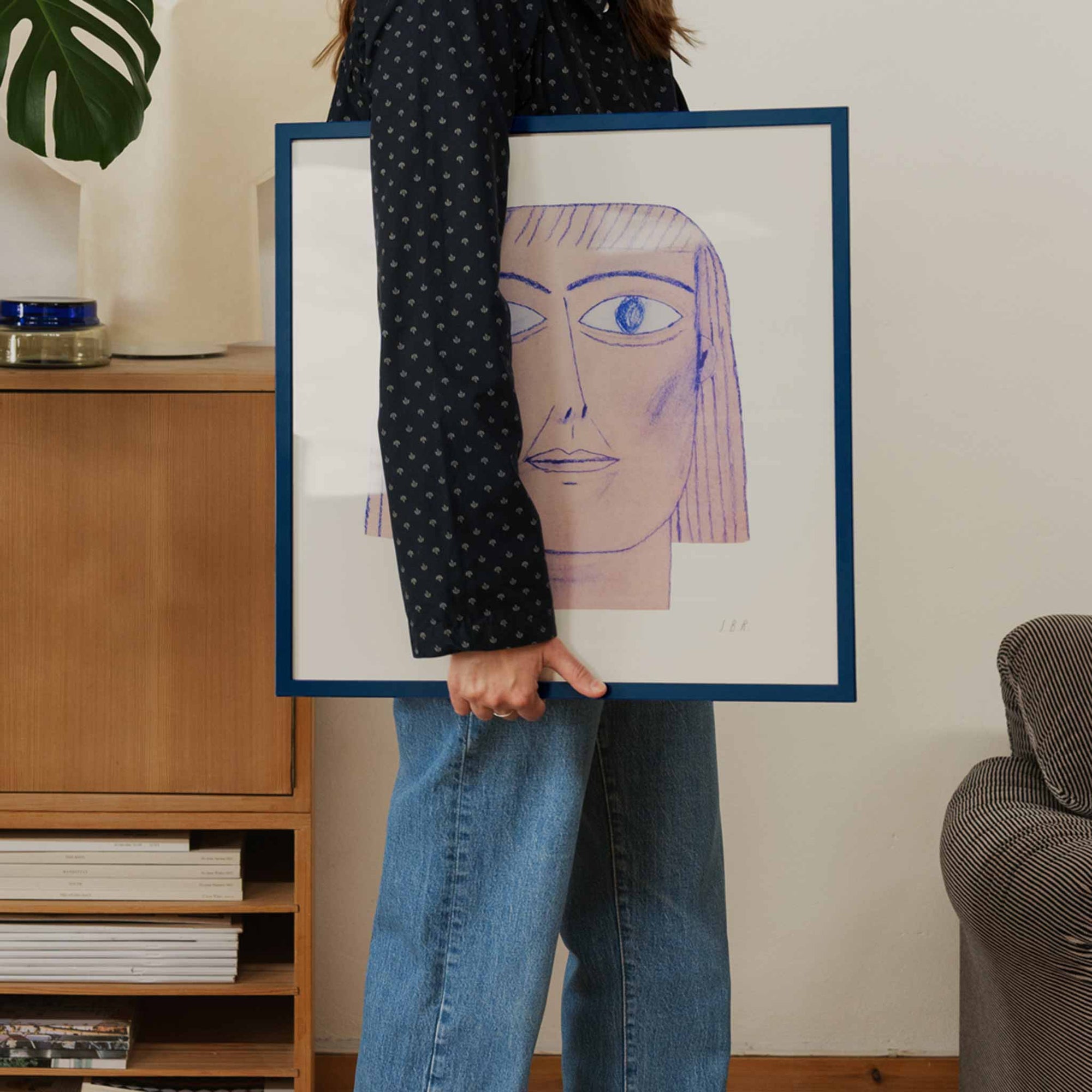 The Poster Club（ポスタークラブ）は、デンマーク・コペンハーゲンを拠点とするオンラインショップで、北欧デザインの高品質なポスターやアートプリントを専門に取り扱っています。新進気鋭の若手アーティストから世界的に活躍する作家まで、多彩なラインナップが魅力。北欧のライフスタイル、ファッション、インテリアデザインのトレンドを取り入れたミニマルで洗練された作品は、シンプルで上質な空間に自然と溶け込みます。ナチュラルインテリアや韓国風の部屋づくり、和モダンテイストにも調和し、アートを取り入れた暮らしを提案。世界中のインテリア雑誌やデザインメディアにも多数掲載されており、感度の高いユーザーからも厚い信頼を集めています。The Poster Clubは、アートプリントを通して日常に美とインスピレーションを届ける、北欧インテリア好きにおすすめのブランドです。