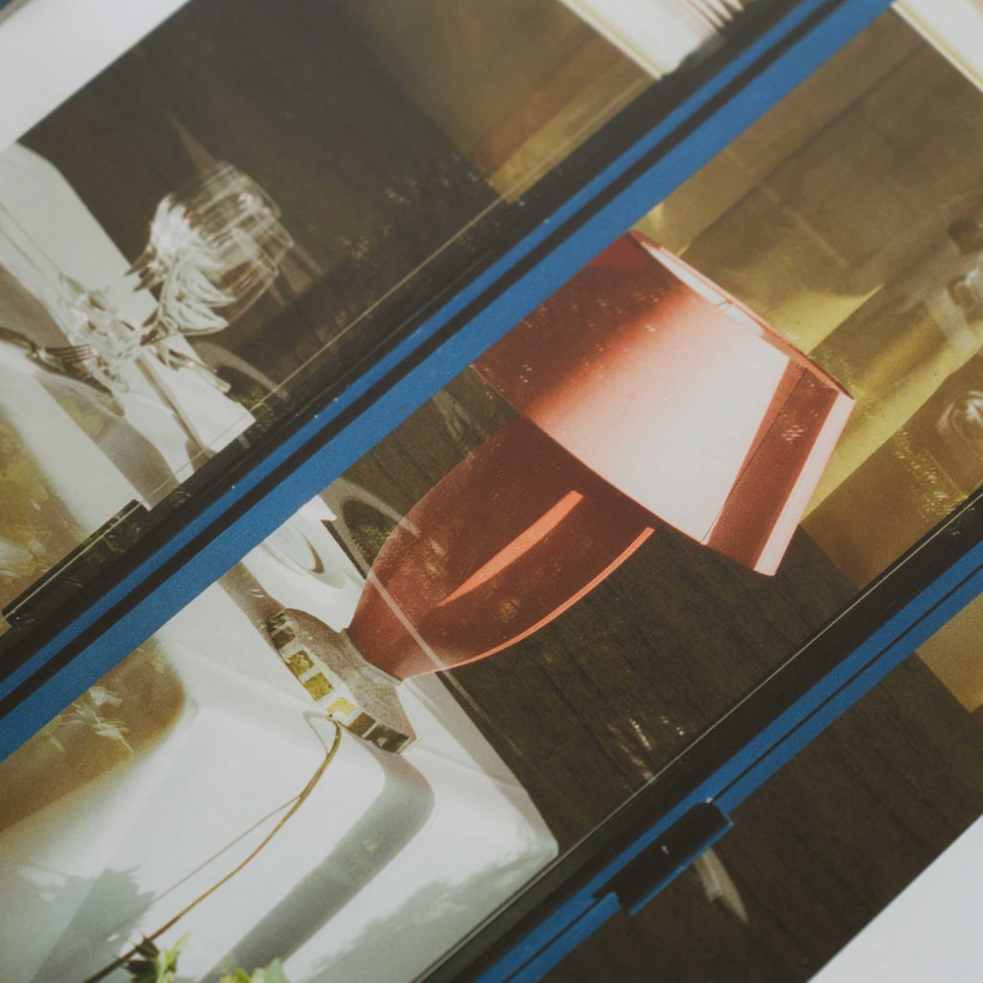 The Poster Club（ポスタークラブ）は、デンマーク・コペンハーゲンを拠点とするオンラインショップで、北欧デザインの高品質なポスターやアートプリントを専門に取り扱っています。新進気鋭の若手アーティストから世界的に活躍する作家まで、多彩なラインナップが魅力。北欧のライフスタイル、ファッション、インテリアデザインのトレンドを取り入れたミニマルで洗練された作品は、シンプルで上質な空間に自然と溶け込みます。ナチュラルインテリアや韓国風の部屋づくり、和モダンテイストにも調和し、アートを取り入れた暮らしを提案。世界中のインテリア雑誌やデザインメディアにも多数掲載されており、感度の高いユーザーからも厚い信頼を集めています。The Poster Clubは、アートプリントを通して日常に美とインスピレーションを届ける、北欧インテリア好きにおすすめのブランドです。