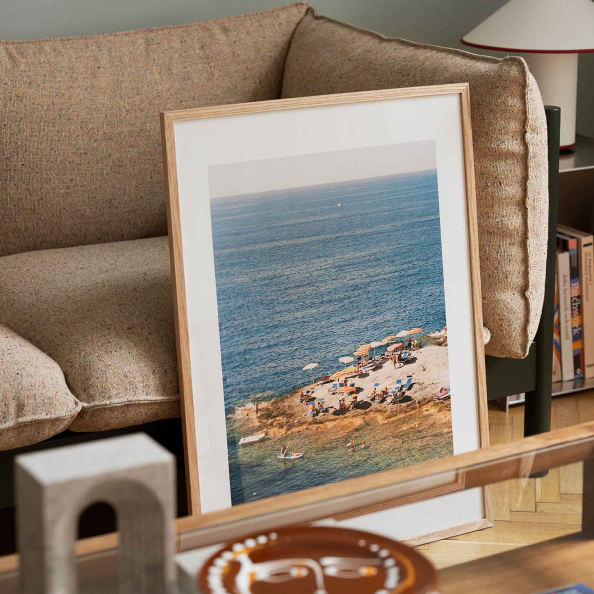 The Poster Club（ポスタークラブ）は、デンマーク・コペンハーゲンを拠点とするオンラインショップで、北欧デザインの高品質なポスターやアートプリントを専門に取り扱っています。新進気鋭の若手アーティストから世界的に活躍する作家まで、多彩なラインナップが魅力。北欧のライフスタイル、ファッション、インテリアデザインのトレンドを取り入れたミニマルで洗練された作品は、シンプルで上質な空間に自然と溶け込みます。ナチュラルインテリアや韓国風の部屋づくり、和モダンテイストにも調和し、アートを取り入れた暮らしを提案。世界中のインテリア雑誌やデザインメディアにも多数掲載されており、感度の高いユーザーからも厚い信頼を集めています。The Poster Clubは、アートプリントを通して日常に美とインスピレーションを届ける、北欧インテリア好きにおすすめのブランドです。