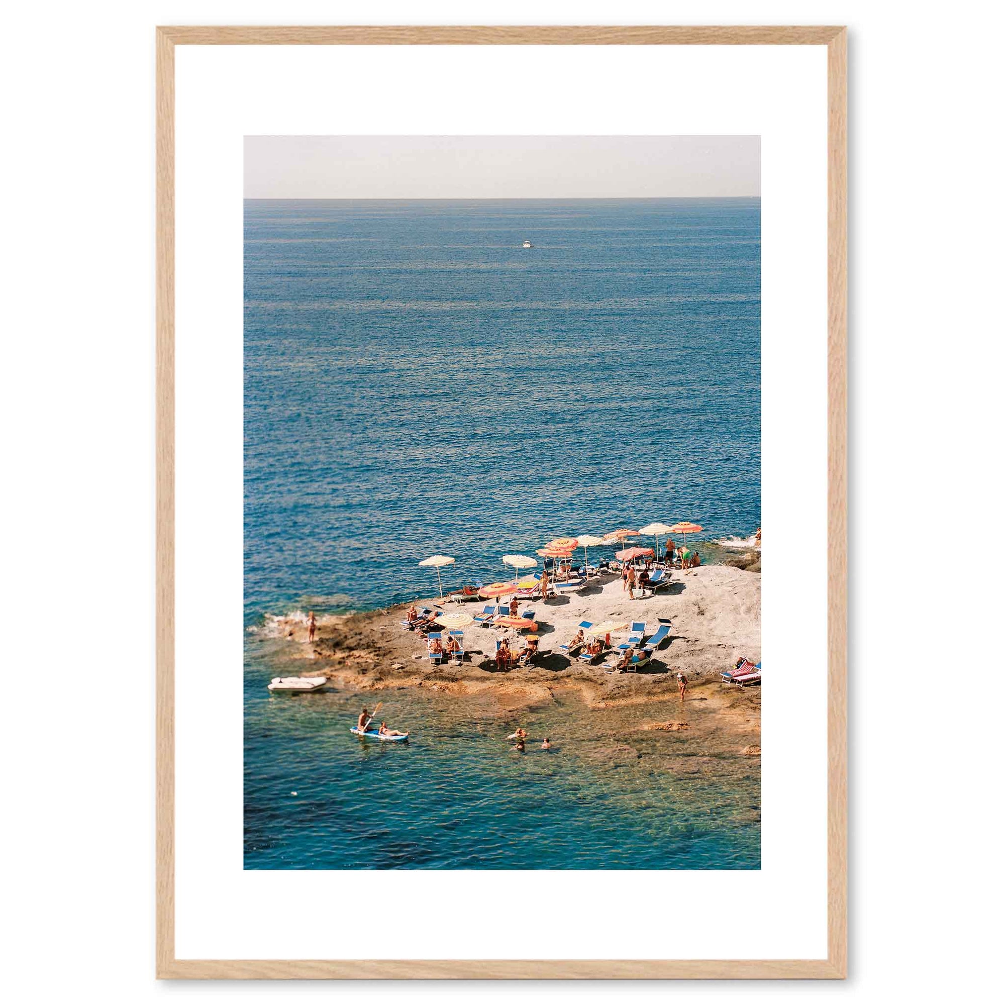 The Poster Club（ポスタークラブ）は、デンマーク・コペンハーゲンを拠点とするオンラインショップで、北欧デザインの高品質なポスターやアートプリントを専門に取り扱っています。新進気鋭の若手アーティストから世界的に活躍する作家まで、多彩なラインナップが魅力。北欧のライフスタイル、ファッション、インテリアデザインのトレンドを取り入れたミニマルで洗練された作品は、シンプルで上質な空間に自然と溶け込みます。ナチュラルインテリアや韓国風の部屋づくり、和モダンテイストにも調和し、アートを取り入れた暮らしを提案。世界中のインテリア雑誌やデザインメディアにも多数掲載されており、感度の高いユーザーからも厚い信頼を集めています。The Poster Clubは、アートプリントを通して日常に美とインスピレーションを届ける、北欧インテリア好きにおすすめのブランドです。