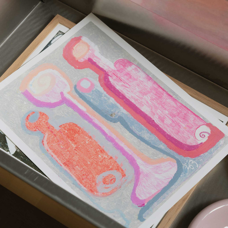 The Poster Club（ポスタークラブ）は、デンマーク・コペンハーゲンを拠点とするオンラインショップで、北欧デザインの高品質なポスターやアートプリントを専門に取り扱っています。新進気鋭の若手アーティストから世界的に活躍する作家まで、多彩なラインナップが魅力。北欧のライフスタイル、ファッション、インテリアデザインのトレンドを取り入れたミニマルで洗練された作品は、シンプルで上質な空間に自然と溶け込みます。ナチュラルインテリアや韓国風の部屋づくり、和モダンテイストにも調和し、アートを取り入れた暮らしを提案。世界中のインテリア雑誌やデザインメディアにも多数掲載されており、感度の高いユーザーからも厚い信頼を集めています。The Poster Clubは、アートプリントを通して日常に美とインスピレーションを届ける、北欧インテリア好きにおすすめのブランドです。