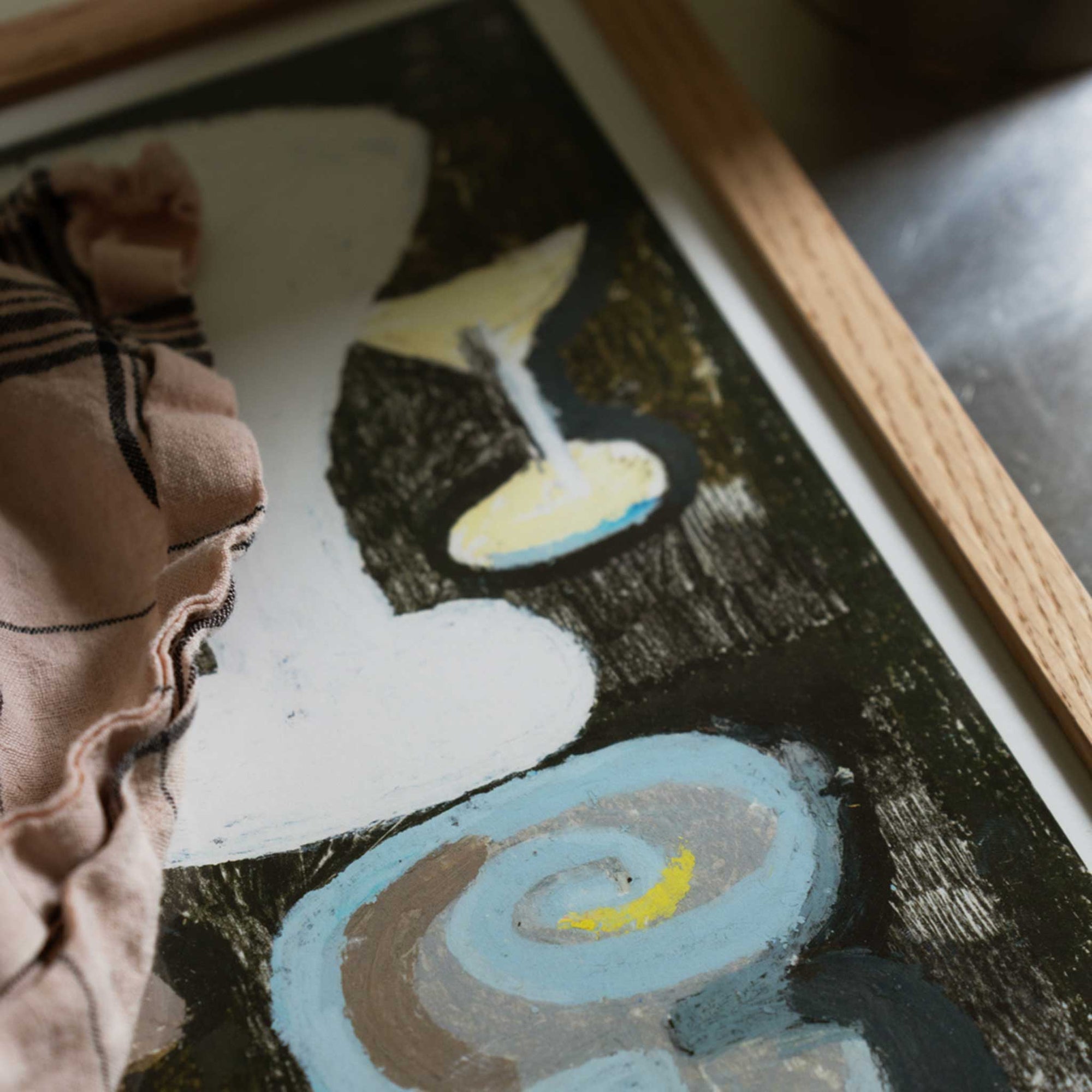 The Poster Club（ポスタークラブ）は、デンマーク・コペンハーゲンを拠点とするオンラインショップで、北欧デザインの高品質なポスターやアートプリントを専門に取り扱っています。新進気鋭の若手アーティストから世界的に活躍する作家まで、多彩なラインナップが魅力。北欧のライフスタイル、ファッション、インテリアデザインのトレンドを取り入れたミニマルで洗練された作品は、シンプルで上質な空間に自然と溶け込みます。ナチュラルインテリアや韓国風の部屋づくり、和モダンテイストにも調和し、アートを取り入れた暮らしを提案。世界中のインテリア雑誌やデザインメディアにも多数掲載されており、感度の高いユーザーからも厚い信頼を集めています。The Poster Clubは、アートプリントを通して日常に美とインスピレーションを届ける、北欧インテリア好きにおすすめのブランドです。