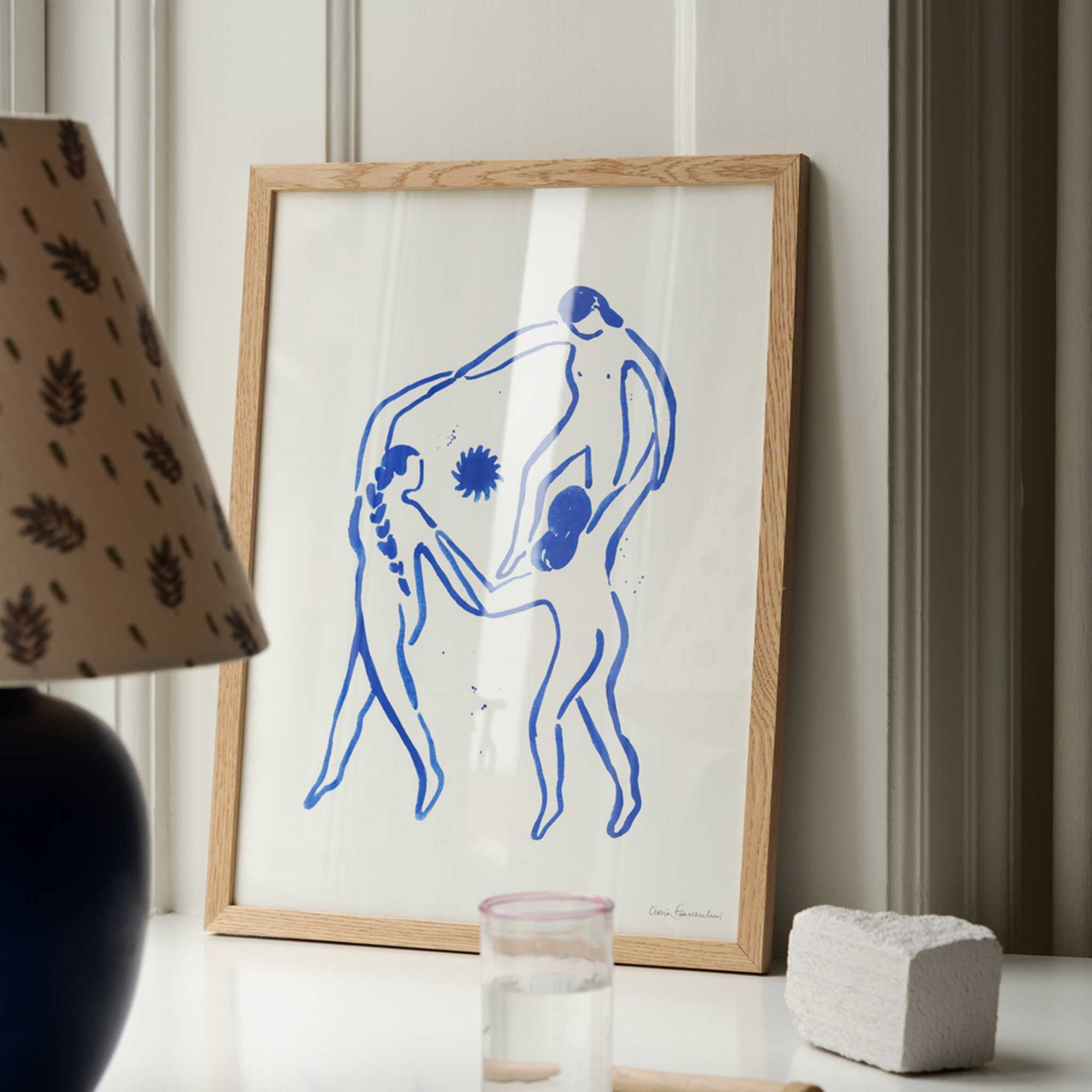 The Poster Club（ポスタークラブ）は、デンマーク・コペンハーゲンを拠点とするオンラインショップで、北欧デザインの高品質なポスターやアートプリントを専門に取り扱っています。新進気鋭の若手アーティストから世界的に活躍する作家まで、多彩なラインナップが魅力。北欧のライフスタイル、ファッション、インテリアデザインのトレンドを取り入れたミニマルで洗練された作品は、シンプルで上質な空間に自然と溶け込みます。ナチュラルインテリアや韓国風の部屋づくり、和モダンテイストにも調和し、アートを取り入れた暮らしを提案。世界中のインテリア雑誌やデザインメディアにも多数掲載されており、感度の高いユーザーからも厚い信頼を集めています。The Poster Clubは、アートプリントを通して日常に美とインスピレーションを届ける、北欧インテリア好きにおすすめのブランドです。