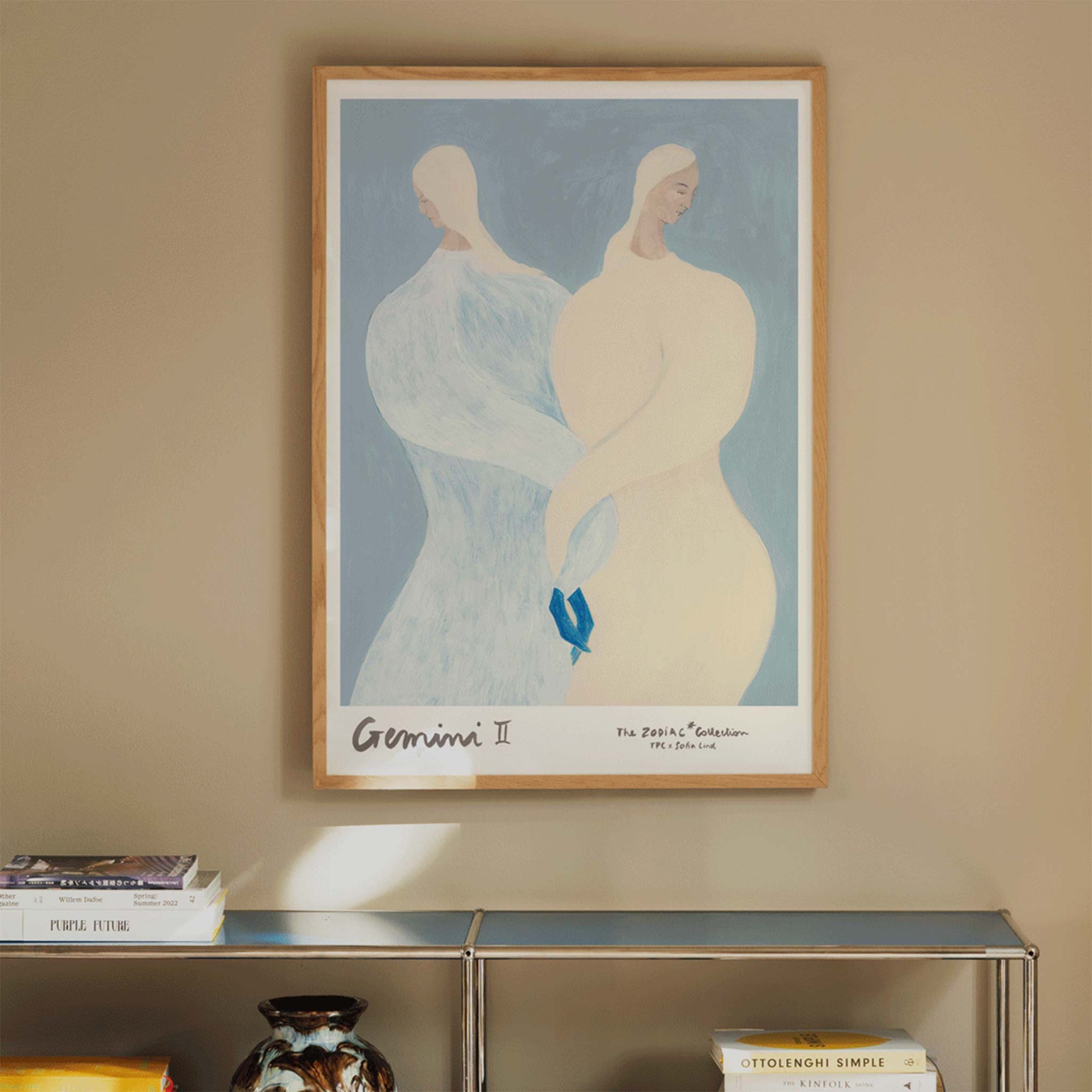 The Poster Club（ポスタークラブ）は、デンマーク・コペンハーゲンを拠点とするオンラインショップで、北欧デザインの高品質なポスターやアートプリントを専門に取り扱っています。新進気鋭の若手アーティストから世界的に活躍する作家まで、多彩なラインナップが魅力。北欧のライフスタイル、ファッション、インテリアデザインのトレンドを取り入れたミニマルで洗練された作品は、シンプルで上質な空間に自然と溶け込みます。ナチュラルインテリアや韓国風の部屋づくり、和モダンテイストにも調和し、アートを取り入れた暮らしを提案。世界中のインテリア雑誌やデザインメディアにも多数掲載されており、感度の高いユーザーからも厚い信頼を集めています。The Poster Clubは、アートプリントを通して日常に美とインスピレーションを届ける、北欧インテリア好きにおすすめのブランドです。