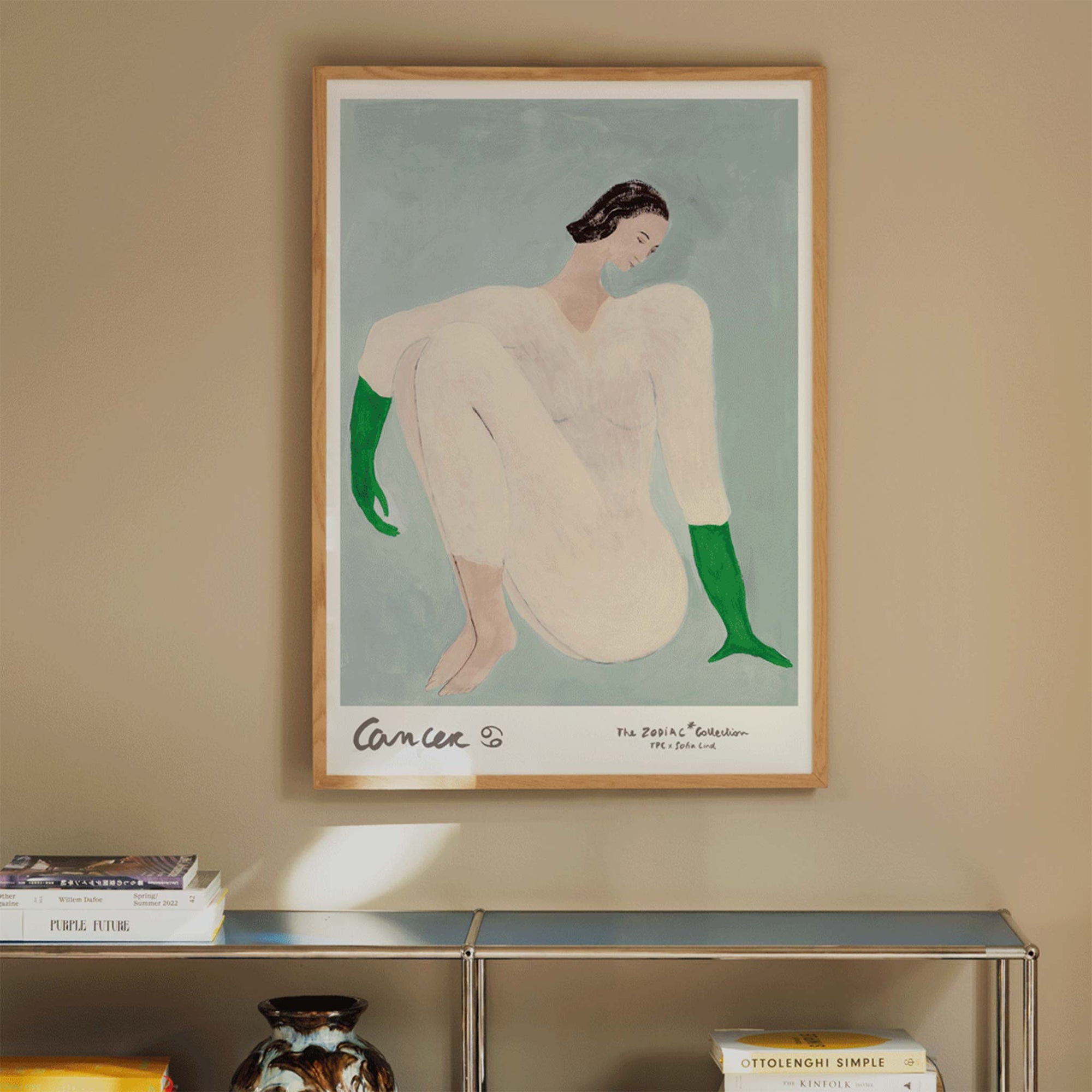 The Poster Club（ポスタークラブ）は、デンマーク・コペンハーゲンを拠点とするオンラインショップで、北欧デザインの高品質なポスターやアートプリントを専門に取り扱っています。新進気鋭の若手アーティストから世界的に活躍する作家まで、多彩なラインナップが魅力。北欧のライフスタイル、ファッション、インテリアデザインのトレンドを取り入れたミニマルで洗練された作品は、シンプルで上質な空間に自然と溶け込みます。ナチュラルインテリアや韓国風の部屋づくり、和モダンテイストにも調和し、アートを取り入れた暮らしを提案。世界中のインテリア雑誌やデザインメディアにも多数掲載されており、感度の高いユーザーからも厚い信頼を集めています。The Poster Clubは、アートプリントを通して日常に美とインスピレーションを届ける、北欧インテリア好きにおすすめのブランドです。