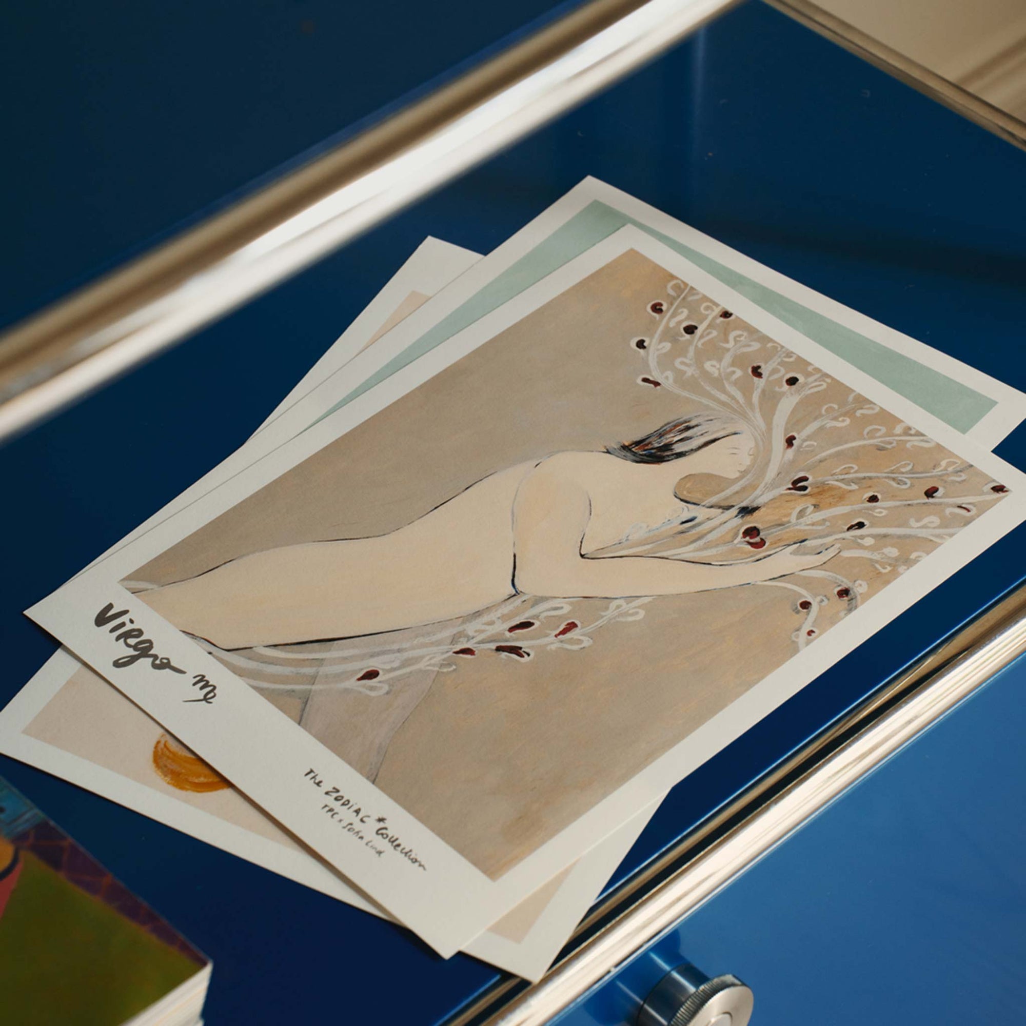The Poster Club（ポスタークラブ）は、デンマーク・コペンハーゲンを拠点とするオンラインショップで、北欧デザインの高品質なポスターやアートプリントを専門に取り扱っています。新進気鋭の若手アーティストから世界的に活躍する作家まで、多彩なラインナップが魅力。北欧のライフスタイル、ファッション、インテリアデザインのトレンドを取り入れたミニマルで洗練された作品は、シンプルで上質な空間に自然と溶け込みます。ナチュラルインテリアや韓国風の部屋づくり、和モダンテイストにも調和し、アートを取り入れた暮らしを提案。世界中のインテリア雑誌やデザインメディアにも多数掲載されており、感度の高いユーザーからも厚い信頼を集めています。The Poster Clubは、アートプリントを通して日常に美とインスピレーションを届ける、北欧インテリア好きにおすすめのブランドです。