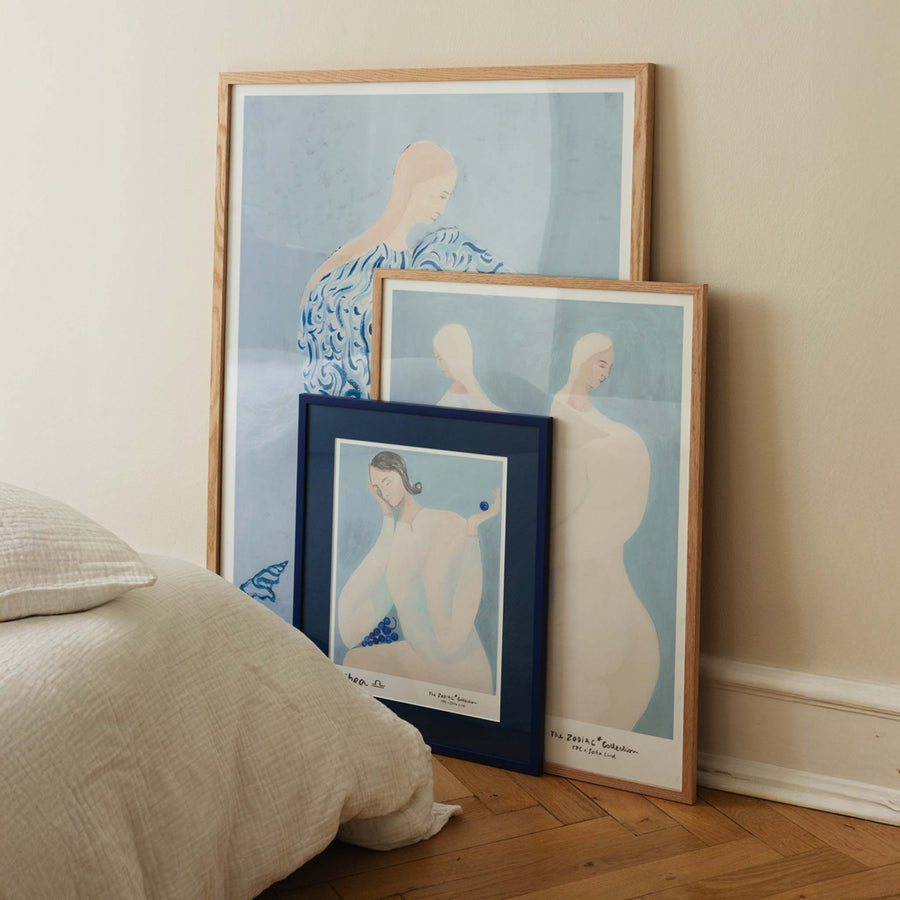 The Poster Club（ポスタークラブ）は、デンマーク・コペンハーゲンを拠点とするオンラインショップで、北欧デザインの高品質なポスターやアートプリントを専門に取り扱っています。新進気鋭の若手アーティストから世界的に活躍する作家まで、多彩なラインナップが魅力。北欧のライフスタイル、ファッション、インテリアデザインのトレンドを取り入れたミニマルで洗練された作品は、シンプルで上質な空間に自然と溶け込みます。ナチュラルインテリアや韓国風の部屋づくり、和モダンテイストにも調和し、アートを取り入れた暮らしを提案。世界中のインテリア雑誌やデザインメディアにも多数掲載されており、感度の高いユーザーからも厚い信頼を集めています。The Poster Clubは、アートプリントを通して日常に美とインスピレーションを届ける、北欧インテリア好きにおすすめのブランドです。