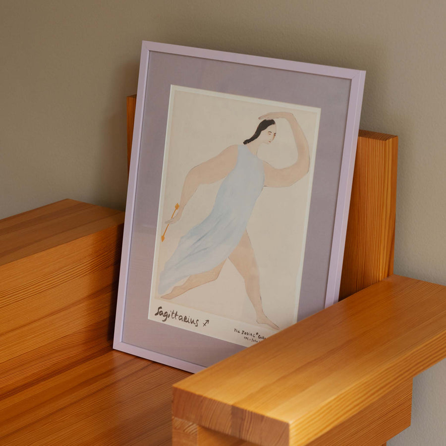 The Poster Club（ポスタークラブ）は、デンマーク・コペンハーゲンを拠点とするオンラインショップで、北欧デザインの高品質なポスターやアートプリントを専門に取り扱っています。新進気鋭の若手アーティストから世界的に活躍する作家まで、多彩なラインナップが魅力。北欧のライフスタイル、ファッション、インテリアデザインのトレンドを取り入れたミニマルで洗練された作品は、シンプルで上質な空間に自然と溶け込みます。ナチュラルインテリアや韓国風の部屋づくり、和モダンテイストにも調和し、アートを取り入れた暮らしを提案。世界中のインテリア雑誌やデザインメディアにも多数掲載されており、感度の高いユーザーからも厚い信頼を集めています。The Poster Clubは、アートプリントを通して日常に美とインスピレーションを届ける、北欧インテリア好きにおすすめのブランドです。