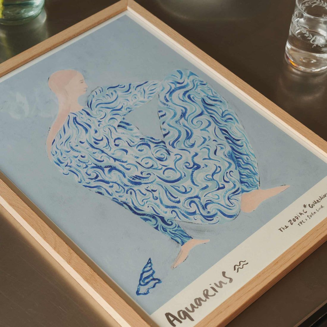 The Poster Club（ポスタークラブ）は、デンマーク・コペンハーゲンを拠点とするオンラインショップで、北欧デザインの高品質なポスターやアートプリントを専門に取り扱っています。新進気鋭の若手アーティストから世界的に活躍する作家まで、多彩なラインナップが魅力。北欧のライフスタイル、ファッション、インテリアデザインのトレンドを取り入れたミニマルで洗練された作品は、シンプルで上質な空間に自然と溶け込みます。ナチュラルインテリアや韓国風の部屋づくり、和モダンテイストにも調和し、アートを取り入れた暮らしを提案。世界中のインテリア雑誌やデザインメディアにも多数掲載されており、感度の高いユーザーからも厚い信頼を集めています。The Poster Clubは、アートプリントを通して日常に美とインスピレーションを届ける、北欧インテリア好きにおすすめのブランドです。