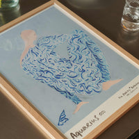 The Poster Club（ポスタークラブ）は、デンマーク・コペンハーゲンを拠点とするオンラインショップで、北欧デザインの高品質なポスターやアートプリントを専門に取り扱っています。新進気鋭の若手アーティストから世界的に活躍する作家まで、多彩なラインナップが魅力。北欧のライフスタイル、ファッション、インテリアデザインのトレンドを取り入れたミニマルで洗練された作品は、シンプルで上質な空間に自然と溶け込みます。ナチュラルインテリアや韓国風の部屋づくり、和モダンテイストにも調和し、アートを取り入れた暮らしを提案。世界中のインテリア雑誌やデザインメディアにも多数掲載されており、感度の高いユーザーからも厚い信頼を集めています。The Poster Clubは、アートプリントを通して日常に美とインスピレーションを届ける、北欧インテリア好きにおすすめのブランドです。