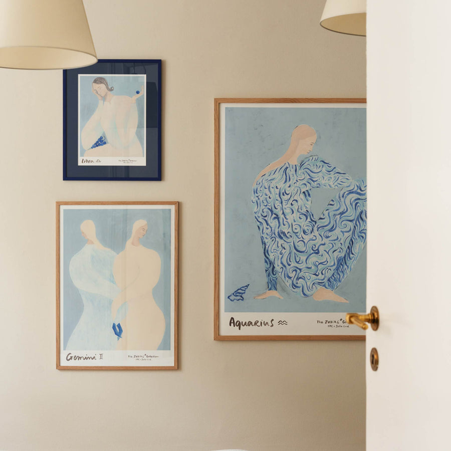 The Poster Club（ポスタークラブ）は、デンマーク・コペンハーゲンを拠点とするオンラインショップで、北欧デザインの高品質なポスターやアートプリントを専門に取り扱っています。新進気鋭の若手アーティストから世界的に活躍する作家まで、多彩なラインナップが魅力。北欧のライフスタイル、ファッション、インテリアデザインのトレンドを取り入れたミニマルで洗練された作品は、シンプルで上質な空間に自然と溶け込みます。ナチュラルインテリアや韓国風の部屋づくり、和モダンテイストにも調和し、アートを取り入れた暮らしを提案。世界中のインテリア雑誌やデザインメディアにも多数掲載されており、感度の高いユーザーからも厚い信頼を集めています。The Poster Clubは、アートプリントを通して日常に美とインスピレーションを届ける、北欧インテリア好きにおすすめのブランドです。