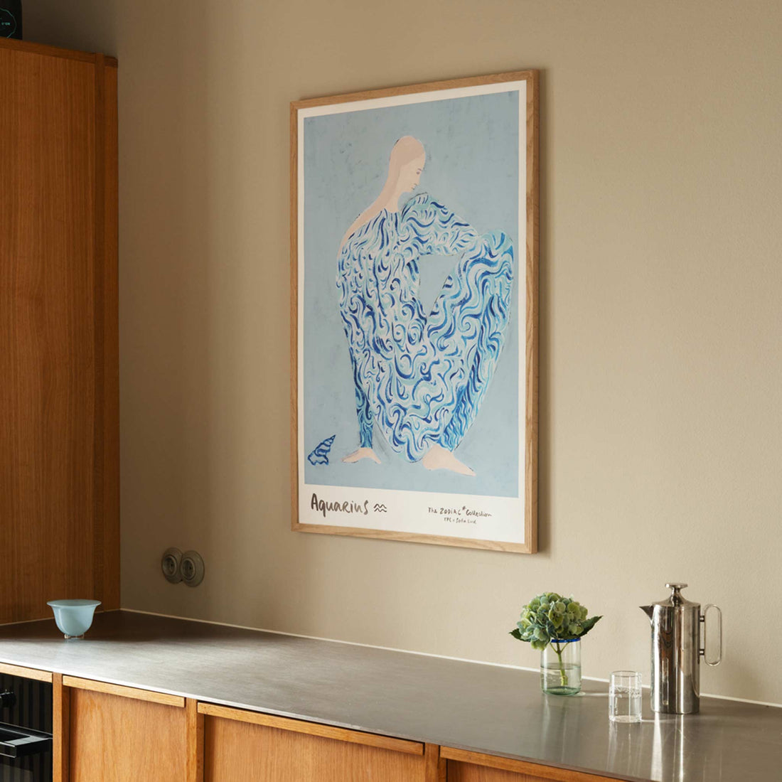 The Poster Club（ポスタークラブ）は、デンマーク・コペンハーゲンを拠点とするオンラインショップで、北欧デザインの高品質なポスターやアートプリントを専門に取り扱っています。新進気鋭の若手アーティストから世界的に活躍する作家まで、多彩なラインナップが魅力。北欧のライフスタイル、ファッション、インテリアデザインのトレンドを取り入れたミニマルで洗練された作品は、シンプルで上質な空間に自然と溶け込みます。ナチュラルインテリアや韓国風の部屋づくり、和モダンテイストにも調和し、アートを取り入れた暮らしを提案。世界中のインテリア雑誌やデザインメディアにも多数掲載されており、感度の高いユーザーからも厚い信頼を集めています。The Poster Clubは、アートプリントを通して日常に美とインスピレーションを届ける、北欧インテリア好きにおすすめのブランドです。