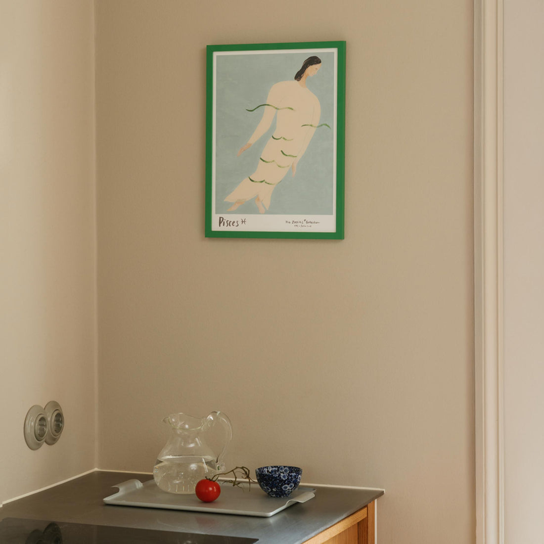 The Poster Club（ポスタークラブ）は、デンマーク・コペンハーゲンを拠点とするオンラインショップで、北欧デザインの高品質なポスターやアートプリントを専門に取り扱っています。新進気鋭の若手アーティストから世界的に活躍する作家まで、多彩なラインナップが魅力。北欧のライフスタイル、ファッション、インテリアデザインのトレンドを取り入れたミニマルで洗練された作品は、シンプルで上質な空間に自然と溶け込みます。ナチュラルインテリアや韓国風の部屋づくり、和モダンテイストにも調和し、アートを取り入れた暮らしを提案。世界中のインテリア雑誌やデザインメディアにも多数掲載されており、感度の高いユーザーからも厚い信頼を集めています。The Poster Clubは、アートプリントを通して日常に美とインスピレーションを届ける、北欧インテリア好きにおすすめのブランドです。