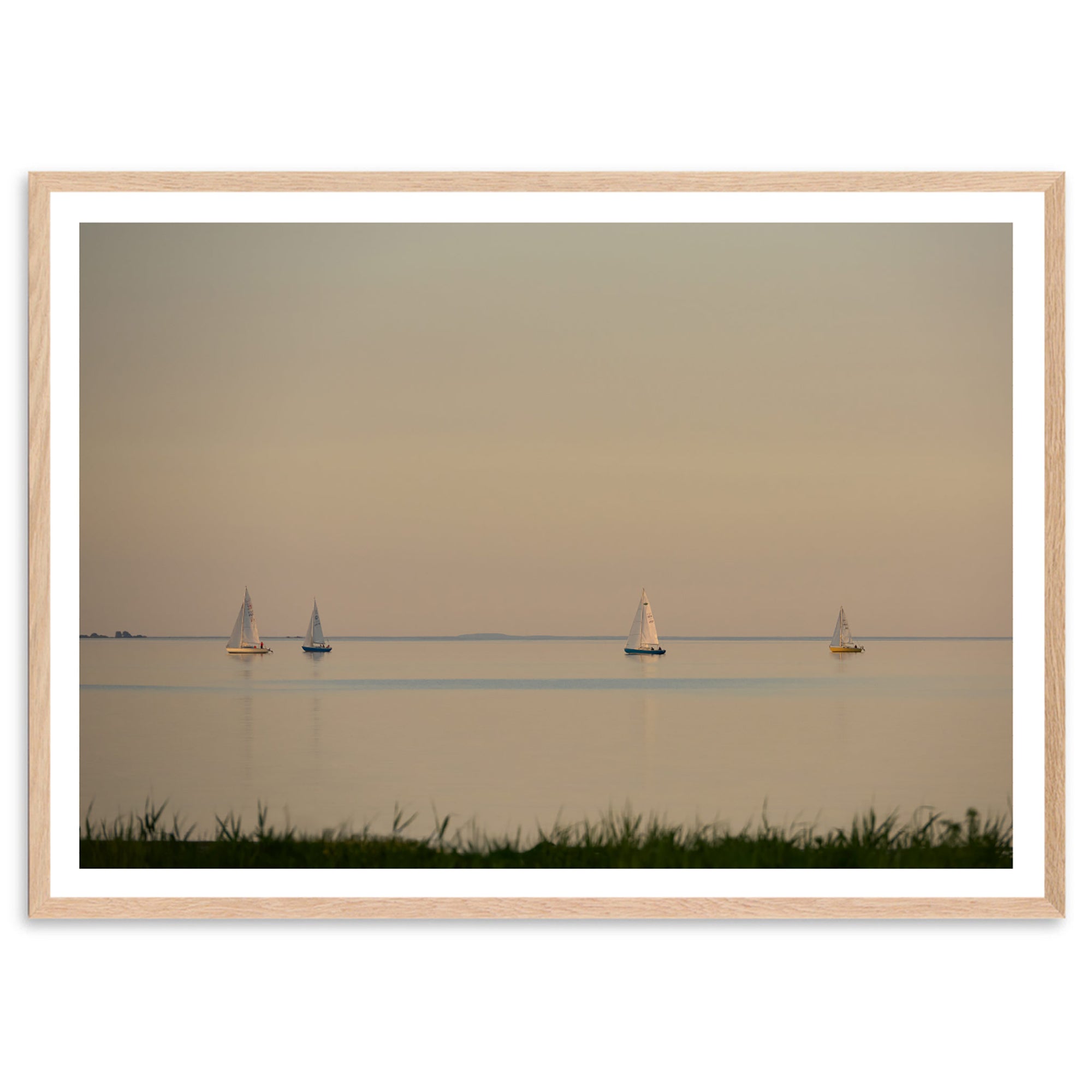 The Poster Club（ポスタークラブ）は、デンマーク・コペンハーゲンを拠点とするオンラインショップで、北欧デザインの高品質なポスターやアートプリントを専門に取り扱っています。新進気鋭の若手アーティストから世界的に活躍する作家まで、多彩なラインナップが魅力。北欧のライフスタイル、ファッション、インテリアデザインのトレンドを取り入れたミニマルで洗練された作品は、シンプルで上質な空間に自然と溶け込みます。ナチュラルインテリアや韓国風の部屋づくり、和モダンテイストにも調和し、アートを取り入れた暮らしを提案。世界中のインテリア雑誌やデザインメディアにも多数掲載されており、感度の高いユーザーからも厚い信頼を集めています。The Poster Clubは、アートプリントを通して日常に美とインスピレーションを届ける、北欧インテリア好きにおすすめのブランドです。