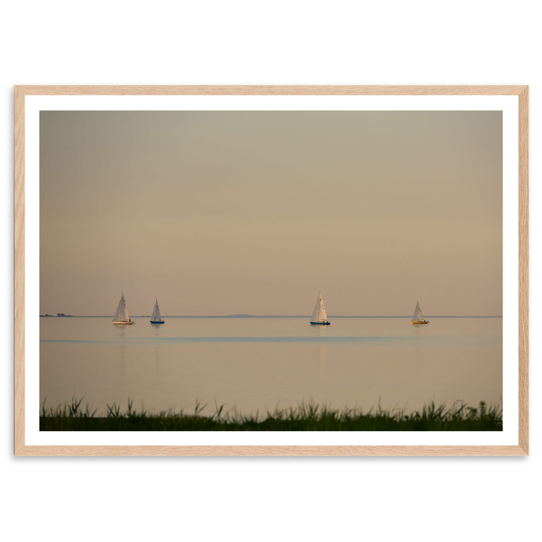 The Poster Club（ポスタークラブ）は、デンマーク・コペンハーゲンを拠点とするオンラインショップで、北欧デザインの高品質なポスターやアートプリントを専門に取り扱っています。新進気鋭の若手アーティストから世界的に活躍する作家まで、多彩なラインナップが魅力。北欧のライフスタイル、ファッション、インテリアデザインのトレンドを取り入れたミニマルで洗練された作品は、シンプルで上質な空間に自然と溶け込みます。ナチュラルインテリアや韓国風の部屋づくり、和モダンテイストにも調和し、アートを取り入れた暮らしを提案。世界中のインテリア雑誌やデザインメディアにも多数掲載されており、感度の高いユーザーからも厚い信頼を集めています。The Poster Clubは、アートプリントを通して日常に美とインスピレーションを届ける、北欧インテリア好きにおすすめのブランドです。