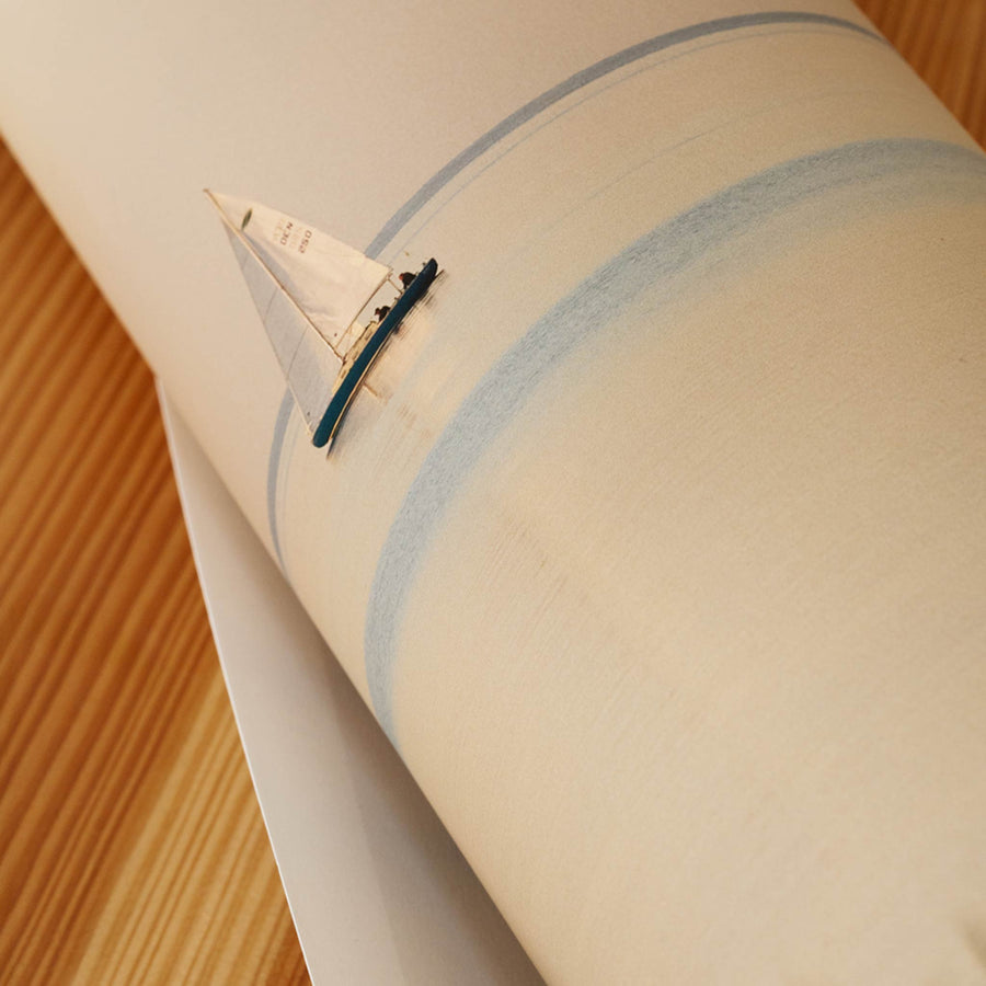 The Poster Club（ポスタークラブ）は、デンマーク・コペンハーゲンを拠点とするオンラインショップで、北欧デザインの高品質なポスターやアートプリントを専門に取り扱っています。新進気鋭の若手アーティストから世界的に活躍する作家まで、多彩なラインナップが魅力。北欧のライフスタイル、ファッション、インテリアデザインのトレンドを取り入れたミニマルで洗練された作品は、シンプルで上質な空間に自然と溶け込みます。ナチュラルインテリアや韓国風の部屋づくり、和モダンテイストにも調和し、アートを取り入れた暮らしを提案。世界中のインテリア雑誌やデザインメディアにも多数掲載されており、感度の高いユーザーからも厚い信頼を集めています。The Poster Clubは、アートプリントを通して日常に美とインスピレーションを届ける、北欧インテリア好きにおすすめのブランドです。