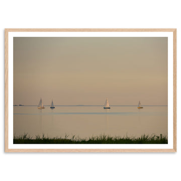 The Poster Club（ポスタークラブ）は、デンマーク・コペンハーゲンを拠点とするオンラインショップで、北欧デザインの高品質なポスターやアートプリントを専門に取り扱っています。新進気鋭の若手アーティストから世界的に活躍する作家まで、多彩なラインナップが魅力。北欧のライフスタイル、ファッション、インテリアデザインのトレンドを取り入れたミニマルで洗練された作品は、シンプルで上質な空間に自然と溶け込みます。ナチュラルインテリアや韓国風の部屋づくり、和モダンテイストにも調和し、アートを取り入れた暮らしを提案。世界中のインテリア雑誌やデザインメディアにも多数掲載されており、感度の高いユーザーからも厚い信頼を集めています。The Poster Clubは、アートプリントを通して日常に美とインスピレーションを届ける、北欧インテリア好きにおすすめのブランドです。