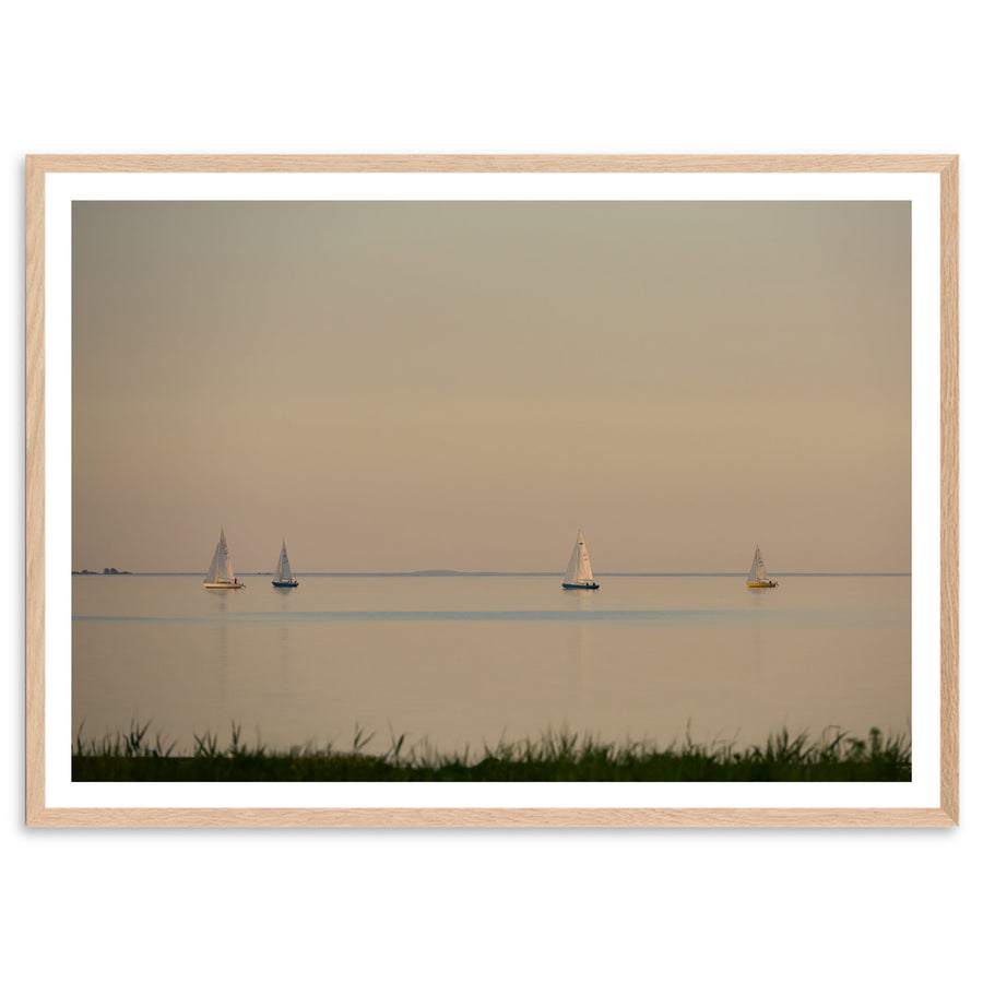 The Poster Club（ポスタークラブ）は、デンマーク・コペンハーゲンを拠点とするオンラインショップで、北欧デザインの高品質なポスターやアートプリントを専門に取り扱っています。新進気鋭の若手アーティストから世界的に活躍する作家まで、多彩なラインナップが魅力。北欧のライフスタイル、ファッション、インテリアデザインのトレンドを取り入れたミニマルで洗練された作品は、シンプルで上質な空間に自然と溶け込みます。ナチュラルインテリアや韓国風の部屋づくり、和モダンテイストにも調和し、アートを取り入れた暮らしを提案。世界中のインテリア雑誌やデザインメディアにも多数掲載されており、感度の高いユーザーからも厚い信頼を集めています。The Poster Clubは、アートプリントを通して日常に美とインスピレーションを届ける、北欧インテリア好きにおすすめのブランドです。