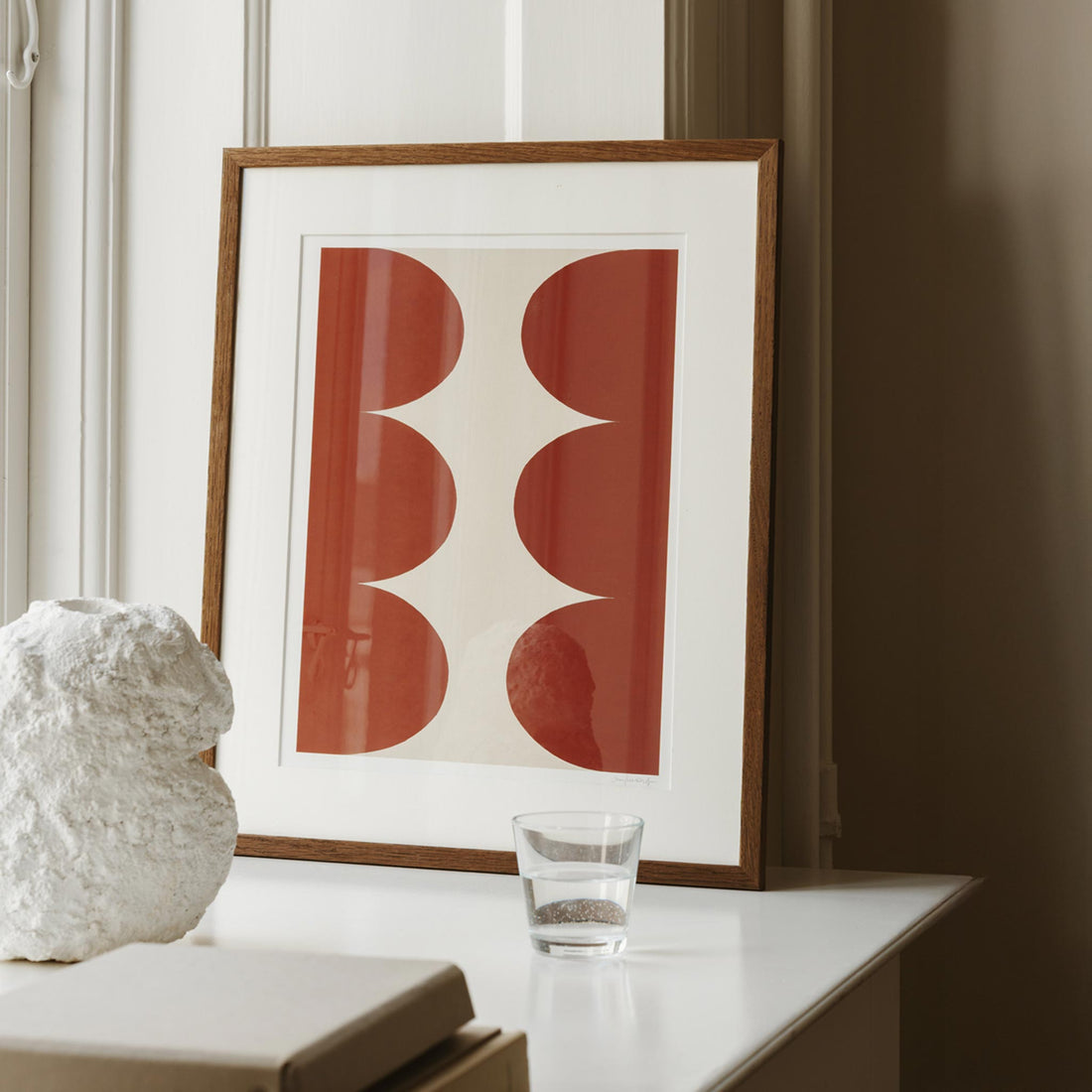 The Poster Club（ポスタークラブ）は、デンマーク・コペンハーゲンを拠点とするオンラインショップで、北欧デザインの高品質なポスターやアートプリントを専門に取り扱っています。新進気鋭の若手アーティストから世界的に活躍する作家まで、多彩なラインナップが魅力。北欧のライフスタイル、ファッション、インテリアデザインのトレンドを取り入れたミニマルで洗練された作品は、シンプルで上質な空間に自然と溶け込みます。ナチュラルインテリアや韓国風の部屋づくり、和モダンテイストにも調和し、アートを取り入れた暮らしを提案。世界中のインテリア雑誌やデザインメディアにも多数掲載されており、感度の高いユーザーからも厚い信頼を集めています。The Poster Clubは、アートプリントを通して日常に美とインスピレーションを届ける、北欧インテリア好きにおすすめのブランドです。