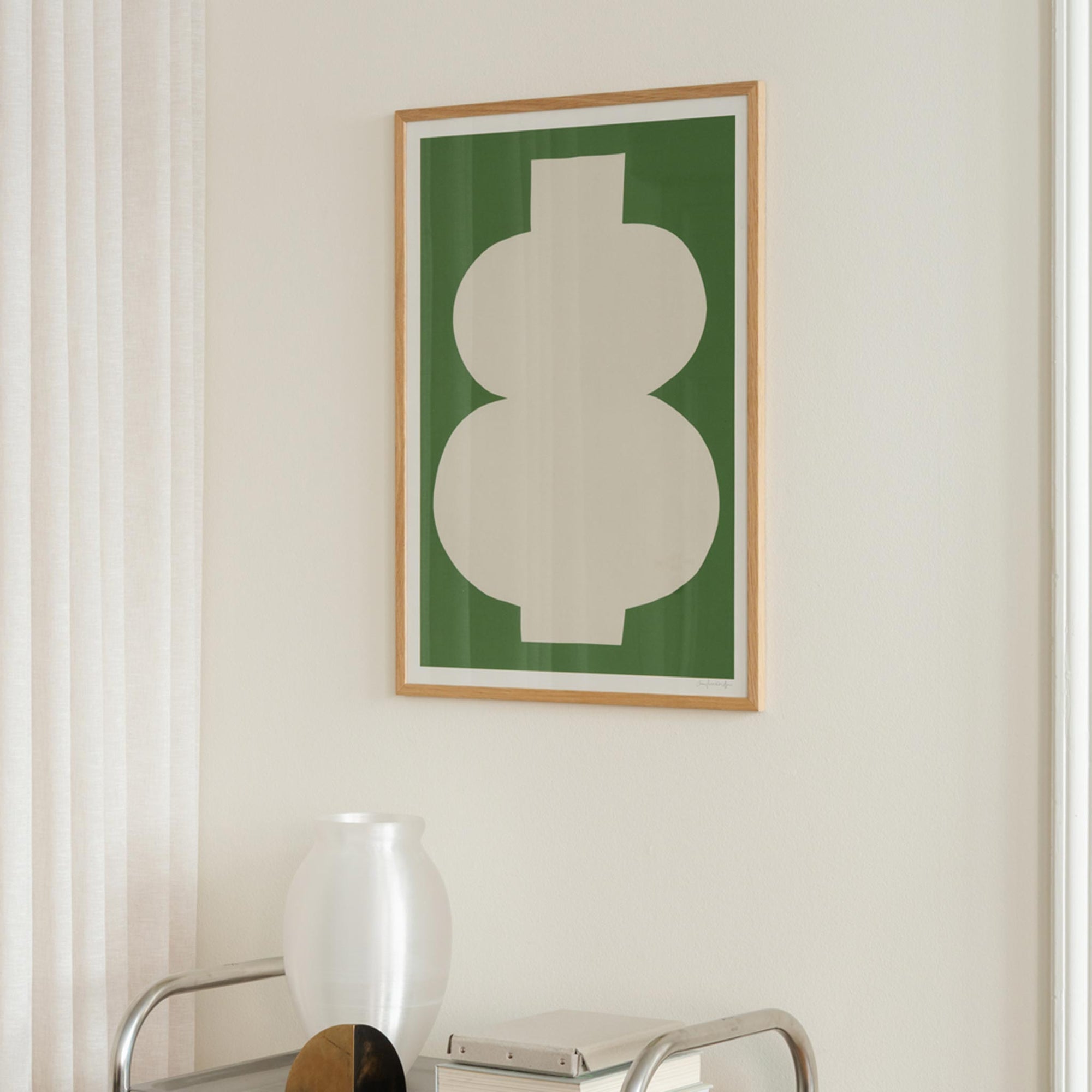 The Poster Club（ポスタークラブ）は、デンマーク・コペンハーゲンを拠点とするオンラインショップで、北欧デザインの高品質なポスターやアートプリントを専門に取り扱っています。新進気鋭の若手アーティストから世界的に活躍する作家まで、多彩なラインナップが魅力。北欧のライフスタイル、ファッション、インテリアデザインのトレンドを取り入れたミニマルで洗練された作品は、シンプルで上質な空間に自然と溶け込みます。ナチュラルインテリアや韓国風の部屋づくり、和モダンテイストにも調和し、アートを取り入れた暮らしを提案。世界中のインテリア雑誌やデザインメディアにも多数掲載されており、感度の高いユーザーからも厚い信頼を集めています。The Poster Clubは、アートプリントを通して日常に美とインスピレーションを届ける、北欧インテリア好きにおすすめのブランドです。