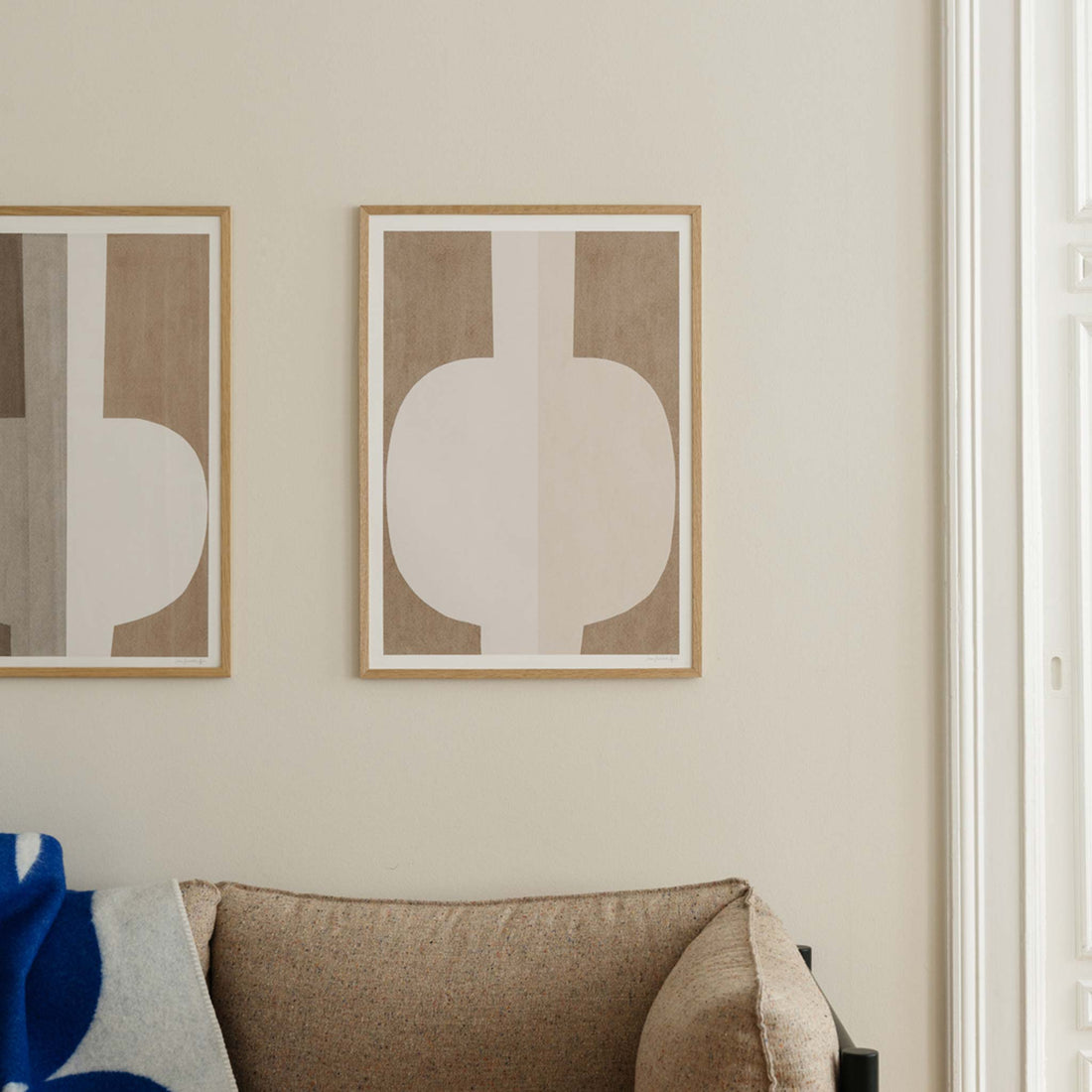 The Poster Club（ポスタークラブ）は、デンマーク・コペンハーゲンを拠点とするオンラインショップで、北欧デザインの高品質なポスターやアートプリントを専門に取り扱っています。新進気鋭の若手アーティストから世界的に活躍する作家まで、多彩なラインナップが魅力。北欧のライフスタイル、ファッション、インテリアデザインのトレンドを取り入れたミニマルで洗練された作品は、シンプルで上質な空間に自然と溶け込みます。ナチュラルインテリアや韓国風の部屋づくり、和モダンテイストにも調和し、アートを取り入れた暮らしを提案。世界中のインテリア雑誌やデザインメディアにも多数掲載されており、感度の高いユーザーからも厚い信頼を集めています。The Poster Clubは、アートプリントを通して日常に美とインスピレーションを届ける、北欧インテリア好きにおすすめのブランドです。