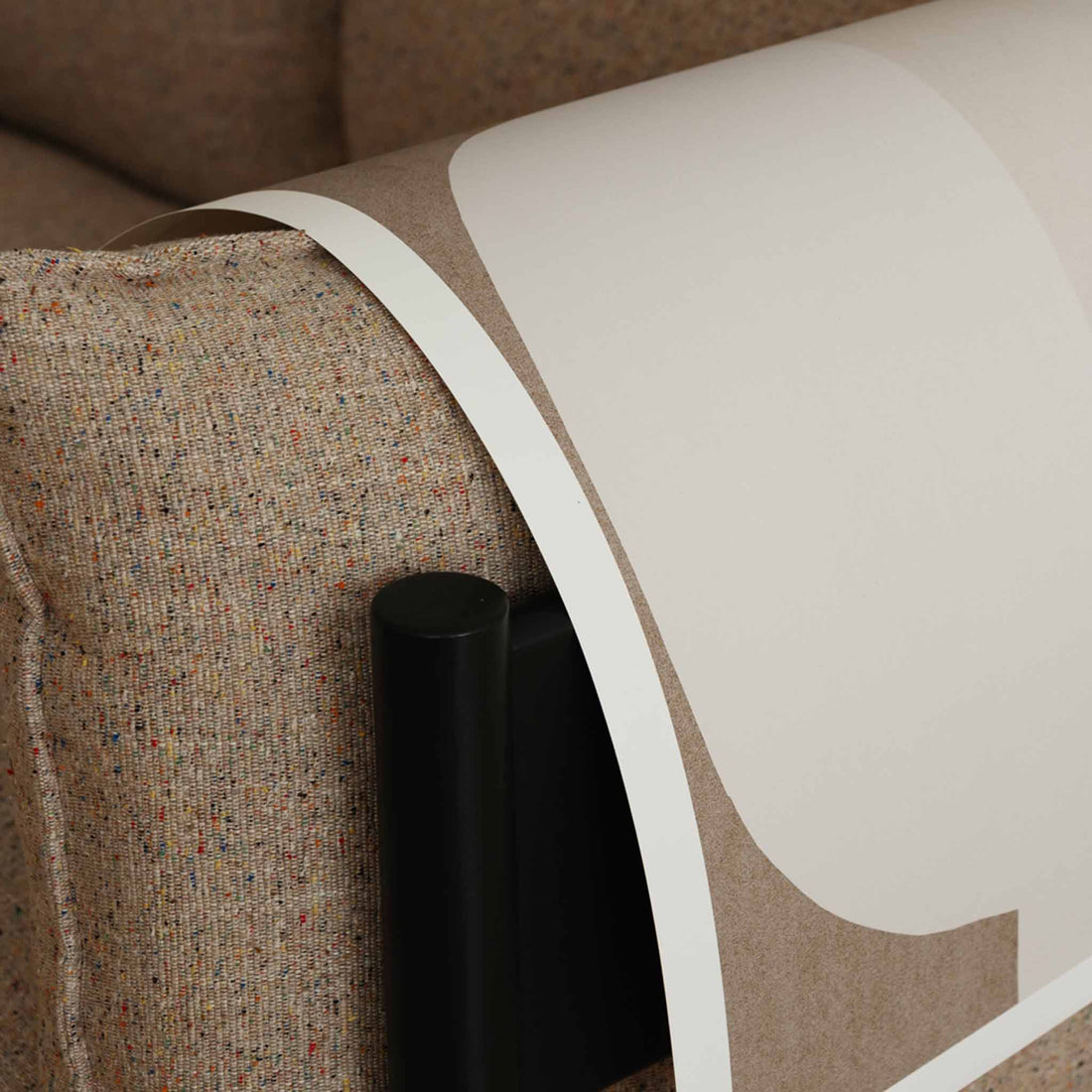 The Poster Club（ポスタークラブ）は、デンマーク・コペンハーゲンを拠点とするオンラインショップで、北欧デザインの高品質なポスターやアートプリントを専門に取り扱っています。新進気鋭の若手アーティストから世界的に活躍する作家まで、多彩なラインナップが魅力。北欧のライフスタイル、ファッション、インテリアデザインのトレンドを取り入れたミニマルで洗練された作品は、シンプルで上質な空間に自然と溶け込みます。ナチュラルインテリアや韓国風の部屋づくり、和モダンテイストにも調和し、アートを取り入れた暮らしを提案。世界中のインテリア雑誌やデザインメディアにも多数掲載されており、感度の高いユーザーからも厚い信頼を集めています。The Poster Clubは、アートプリントを通して日常に美とインスピレーションを届ける、北欧インテリア好きにおすすめのブランドです。