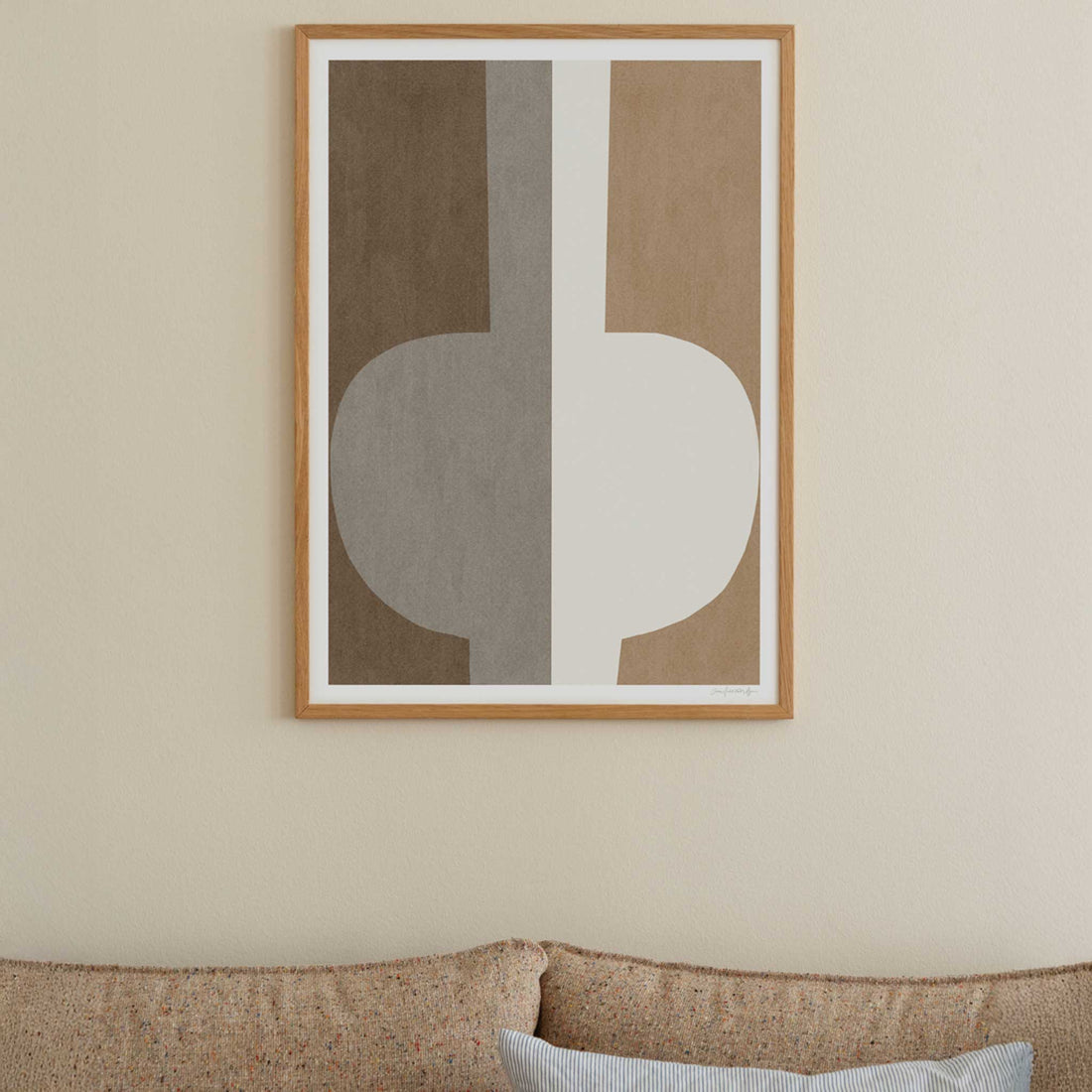 The Poster Club（ポスタークラブ）は、デンマーク・コペンハーゲンを拠点とするオンラインショップで、北欧デザインの高品質なポスターやアートプリントを専門に取り扱っています。新進気鋭の若手アーティストから世界的に活躍する作家まで、多彩なラインナップが魅力。北欧のライフスタイル、ファッション、インテリアデザインのトレンドを取り入れたミニマルで洗練された作品は、シンプルで上質な空間に自然と溶け込みます。ナチュラルインテリアや韓国風の部屋づくり、和モダンテイストにも調和し、アートを取り入れた暮らしを提案。世界中のインテリア雑誌やデザインメディアにも多数掲載されており、感度の高いユーザーからも厚い信頼を集めています。The Poster Clubは、アートプリントを通して日常に美とインスピレーションを届ける、北欧インテリア好きにおすすめのブランドです。