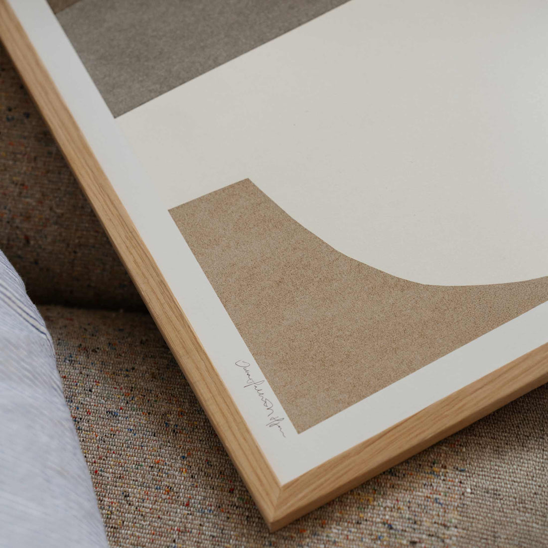 The Poster Club（ポスタークラブ）は、デンマーク・コペンハーゲンを拠点とするオンラインショップで、北欧デザインの高品質なポスターやアートプリントを専門に取り扱っています。新進気鋭の若手アーティストから世界的に活躍する作家まで、多彩なラインナップが魅力。北欧のライフスタイル、ファッション、インテリアデザインのトレンドを取り入れたミニマルで洗練された作品は、シンプルで上質な空間に自然と溶け込みます。ナチュラルインテリアや韓国風の部屋づくり、和モダンテイストにも調和し、アートを取り入れた暮らしを提案。世界中のインテリア雑誌やデザインメディアにも多数掲載されており、感度の高いユーザーからも厚い信頼を集めています。The Poster Clubは、アートプリントを通して日常に美とインスピレーションを届ける、北欧インテリア好きにおすすめのブランドです。