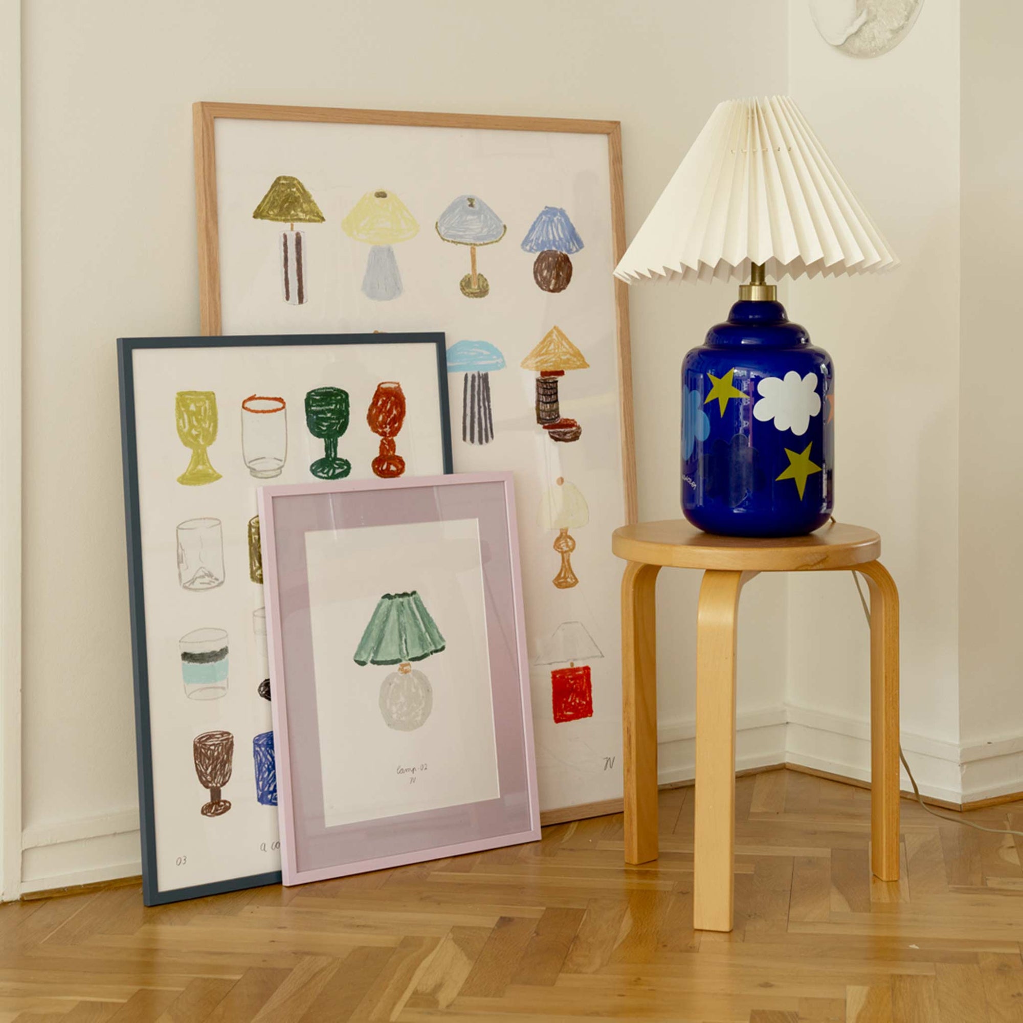 The Poster Club（ポスタークラブ）は、デンマーク・コペンハーゲンを拠点とするオンラインショップで、北欧デザインの高品質なポスターやアートプリントを専門に取り扱っています。新進気鋭の若手アーティストから世界的に活躍する作家まで、多彩なラインナップが魅力。北欧のライフスタイル、ファッション、インテリアデザインのトレンドを取り入れたミニマルで洗練された作品は、シンプルで上質な空間に自然と溶け込みます。ナチュラルインテリアや韓国風の部屋づくり、和モダンテイストにも調和し、アートを取り入れた暮らしを提案。世界中のインテリア雑誌やデザインメディアにも多数掲載されており、感度の高いユーザーからも厚い信頼を集めています。The Poster Clubは、アートプリントを通して日常に美とインスピレーションを届ける、北欧インテリア好きにおすすめのブランドです。