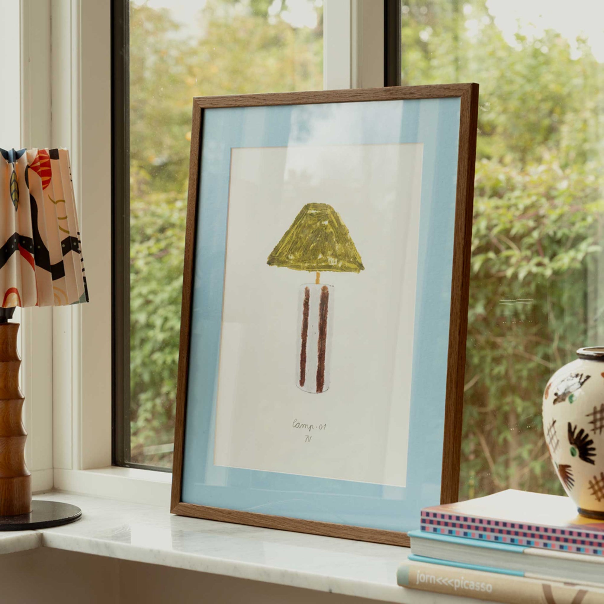 The Poster Club（ポスタークラブ）は、デンマーク・コペンハーゲンを拠点とするオンラインショップで、北欧デザインの高品質なポスターやアートプリントを専門に取り扱っています。新進気鋭の若手アーティストから世界的に活躍する作家まで、多彩なラインナップが魅力。北欧のライフスタイル、ファッション、インテリアデザインのトレンドを取り入れたミニマルで洗練された作品は、シンプルで上質な空間に自然と溶け込みます。ナチュラルインテリアや韓国風の部屋づくり、和モダンテイストにも調和し、アートを取り入れた暮らしを提案。世界中のインテリア雑誌やデザインメディアにも多数掲載されており、感度の高いユーザーからも厚い信頼を集めています。The Poster Clubは、アートプリントを通して日常に美とインスピレーションを届ける、北欧インテリア好きにおすすめのブランドです。