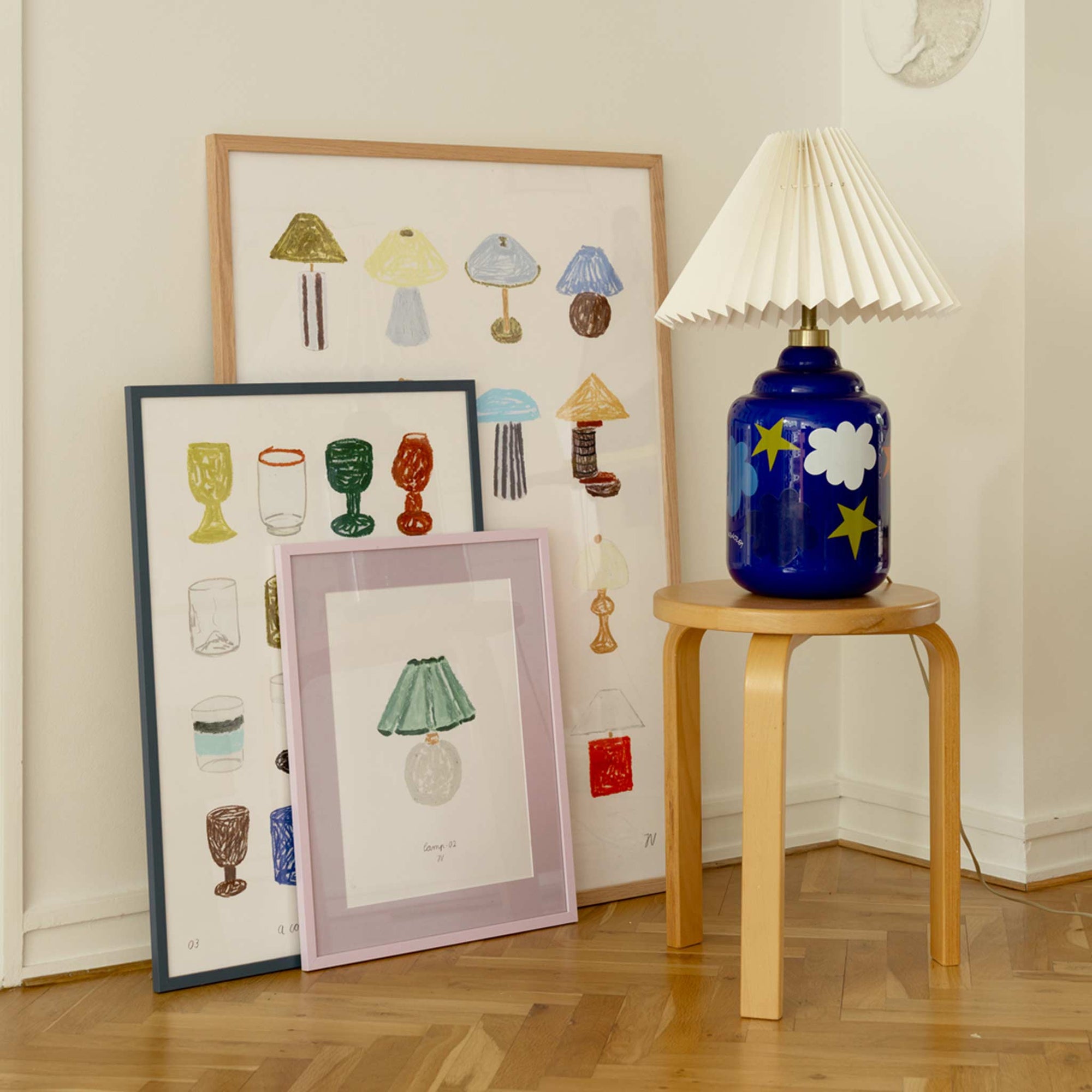 The Poster Club（ポスタークラブ）は、デンマーク・コペンハーゲンを拠点とするオンラインショップで、北欧デザインの高品質なポスターやアートプリントを専門に取り扱っています。新進気鋭の若手アーティストから世界的に活躍する作家まで、多彩なラインナップが魅力。北欧のライフスタイル、ファッション、インテリアデザインのトレンドを取り入れたミニマルで洗練された作品は、シンプルで上質な空間に自然と溶け込みます。ナチュラルインテリアや韓国風の部屋づくり、和モダンテイストにも調和し、アートを取り入れた暮らしを提案。世界中のインテリア雑誌やデザインメディアにも多数掲載されており、感度の高いユーザーからも厚い信頼を集めています。The Poster Clubは、アートプリントを通して日常に美とインスピレーションを届ける、北欧インテリア好きにおすすめのブランドです。