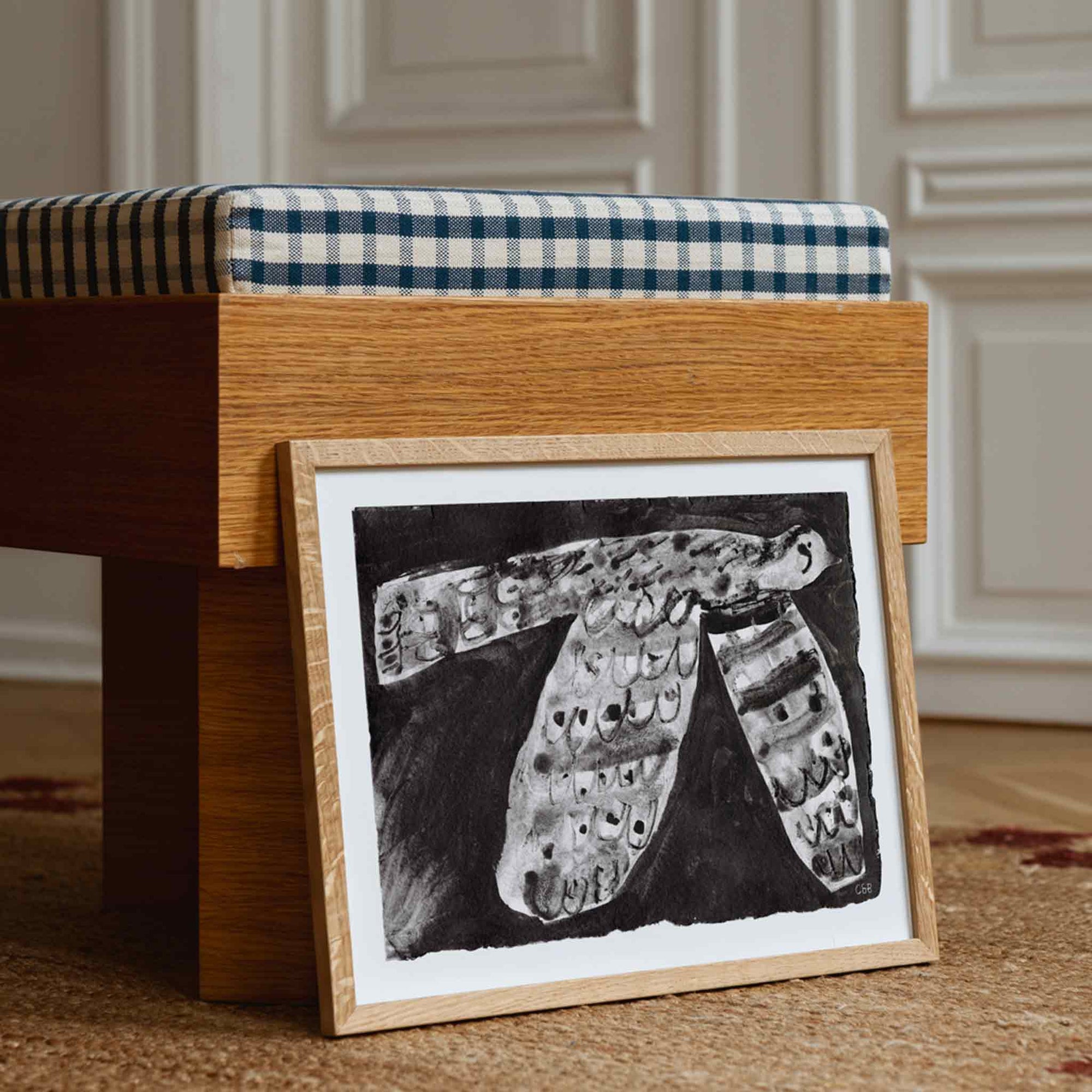 The Poster Club（ポスタークラブ）は、デンマーク・コペンハーゲンを拠点とするオンラインショップで、北欧デザインの高品質なポスターやアートプリントを専門に取り扱っています。新進気鋭の若手アーティストから世界的に活躍する作家まで、多彩なラインナップが魅力。北欧のライフスタイル、ファッション、インテリアデザインのトレンドを取り入れたミニマルで洗練された作品は、シンプルで上質な空間に自然と溶け込みます。ナチュラルインテリアや韓国風の部屋づくり、和モダンテイストにも調和し、アートを取り入れた暮らしを提案。世界中のインテリア雑誌やデザインメディアにも多数掲載されており、感度の高いユーザーからも厚い信頼を集めています。The Poster Clubは、アートプリントを通して日常に美とインスピレーションを届ける、北欧インテリア好きにおすすめのブランドです。