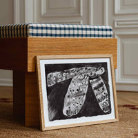 The Poster Club（ポスタークラブ）は、デンマーク・コペンハーゲンを拠点とするオンラインショップで、北欧デザインの高品質なポスターやアートプリントを専門に取り扱っています。新進気鋭の若手アーティストから世界的に活躍する作家まで、多彩なラインナップが魅力。北欧のライフスタイル、ファッション、インテリアデザインのトレンドを取り入れたミニマルで洗練された作品は、シンプルで上質な空間に自然と溶け込みます。ナチュラルインテリアや韓国風の部屋づくり、和モダンテイストにも調和し、アートを取り入れた暮らしを提案。世界中のインテリア雑誌やデザインメディアにも多数掲載されており、感度の高いユーザーからも厚い信頼を集めています。The Poster Clubは、アートプリントを通して日常に美とインスピレーションを届ける、北欧インテリア好きにおすすめのブランドです。