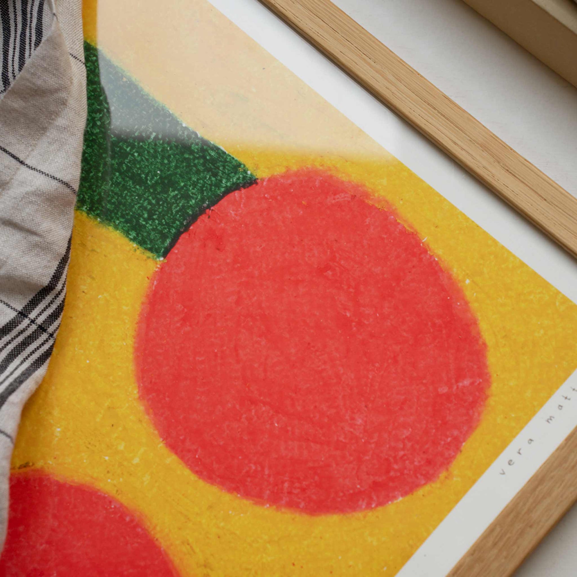 The Poster Club（ポスタークラブ）は、デンマーク・コペンハーゲンを拠点とするオンラインショップで、北欧デザインの高品質なポスターやアートプリントを専門に取り扱っています。新進気鋭の若手アーティストから世界的に活躍する作家まで、多彩なラインナップが魅力。北欧のライフスタイル、ファッション、インテリアデザインのトレンドを取り入れたミニマルで洗練された作品は、シンプルで上質な空間に自然と溶け込みます。ナチュラルインテリアや韓国風の部屋づくり、和モダンテイストにも調和し、アートを取り入れた暮らしを提案。世界中のインテリア雑誌やデザインメディアにも多数掲載されており、感度の高いユーザーからも厚い信頼を集めています。The Poster Clubは、アートプリントを通して日常に美とインスピレーションを届ける、北欧インテリア好きにおすすめのブランドです。