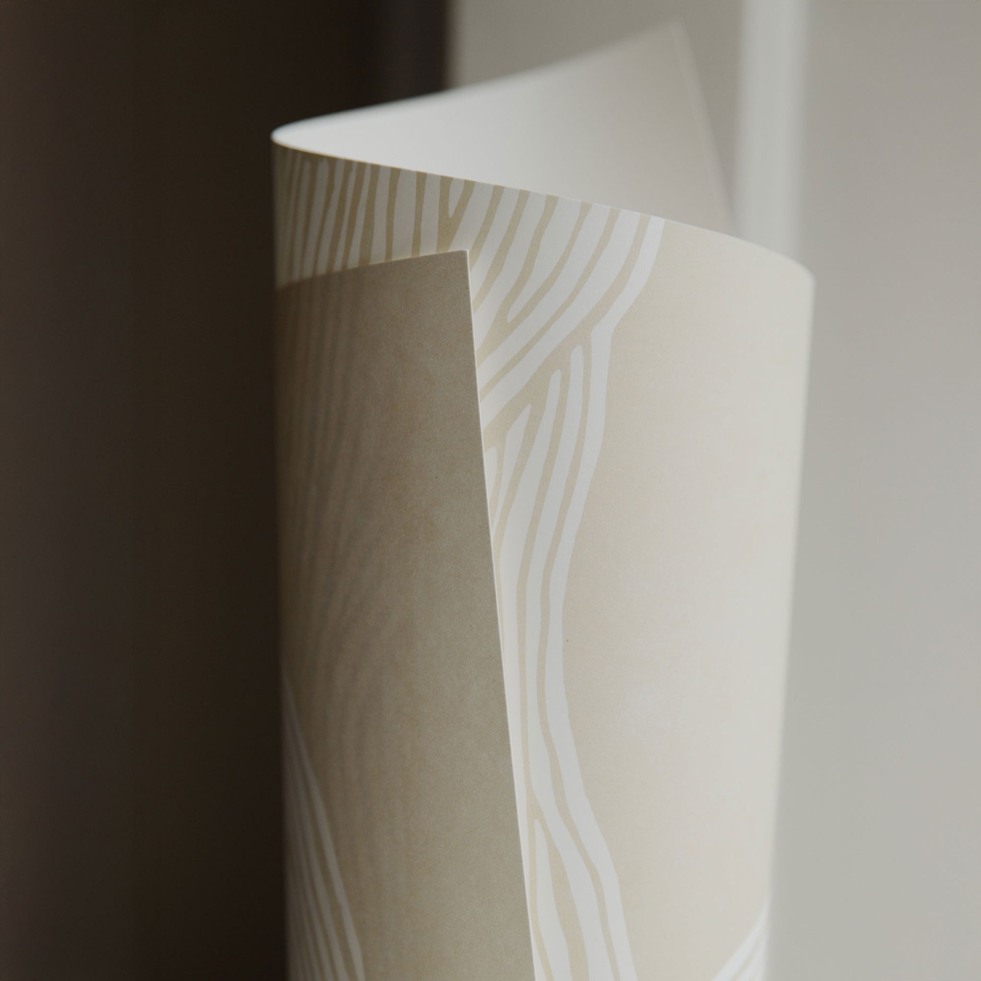 The Poster Club（ポスタークラブ）は、デンマーク・コペンハーゲンを拠点とするオンラインショップで、北欧デザインの高品質なポスターやアートプリントを専門に取り扱っています。新進気鋭の若手アーティストから世界的に活躍する作家まで、多彩なラインナップが魅力。北欧のライフスタイル、ファッション、インテリアデザインのトレンドを取り入れたミニマルで洗練された作品は、シンプルで上質な空間に自然と溶け込みます。ナチュラルインテリアや韓国風の部屋づくり、和モダンテイストにも調和し、アートを取り入れた暮らしを提案。世界中のインテリア雑誌やデザインメディアにも多数掲載されており、感度の高いユーザーからも厚い信頼を集めています。The Poster Clubは、アートプリントを通して日常に美とインスピレーションを届ける、北欧インテリア好きにおすすめのブランドです。