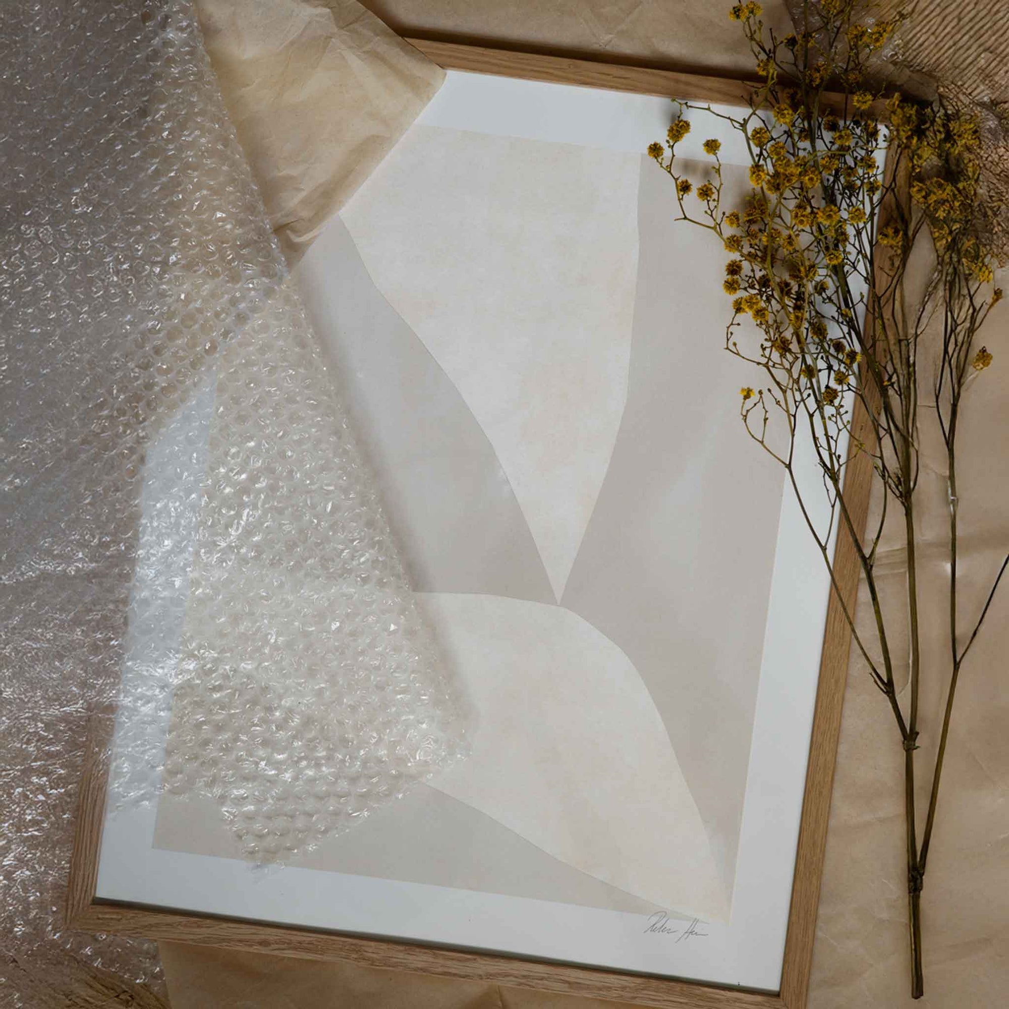 The Poster Club（ポスタークラブ）は、デンマーク・コペンハーゲンを拠点とするオンラインショップで、北欧デザインの高品質なポスターやアートプリントを専門に取り扱っています。新進気鋭の若手アーティストから世界的に活躍する作家まで、多彩なラインナップが魅力。北欧のライフスタイル、ファッション、インテリアデザインのトレンドを取り入れたミニマルで洗練された作品は、シンプルで上質な空間に自然と溶け込みます。ナチュラルインテリアや韓国風の部屋づくり、和モダンテイストにも調和し、アートを取り入れた暮らしを提案。世界中のインテリア雑誌やデザインメディアにも多数掲載されており、感度の高いユーザーからも厚い信頼を集めています。The Poster Clubは、アートプリントを通して日常に美とインスピレーションを届ける、北欧インテリア好きにおすすめのブランドです。