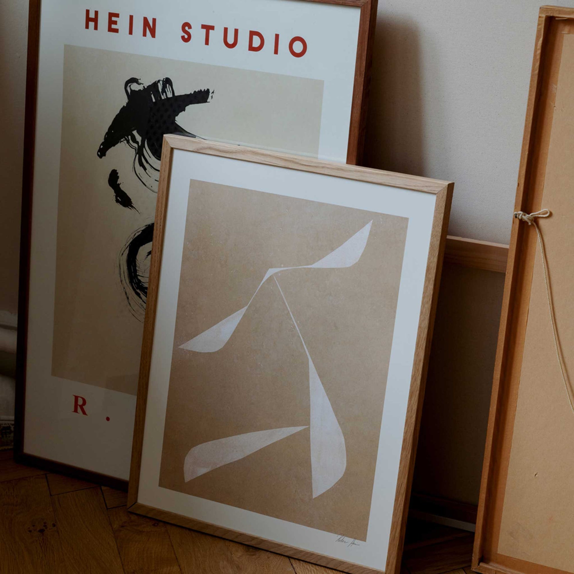 The Poster Club（ポスタークラブ）は、デンマーク・コペンハーゲンを拠点とするオンラインショップで、北欧デザインの高品質なポスターやアートプリントを専門に取り扱っています。新進気鋭の若手アーティストから世界的に活躍する作家まで、多彩なラインナップが魅力。北欧のライフスタイル、ファッション、インテリアデザインのトレンドを取り入れたミニマルで洗練された作品は、シンプルで上質な空間に自然と溶け込みます。ナチュラルインテリアや韓国風の部屋づくり、和モダンテイストにも調和し、アートを取り入れた暮らしを提案。世界中のインテリア雑誌やデザインメディアにも多数掲載されており、感度の高いユーザーからも厚い信頼を集めています。The Poster Clubは、アートプリントを通して日常に美とインスピレーションを届ける、北欧インテリア好きにおすすめのブランドです。