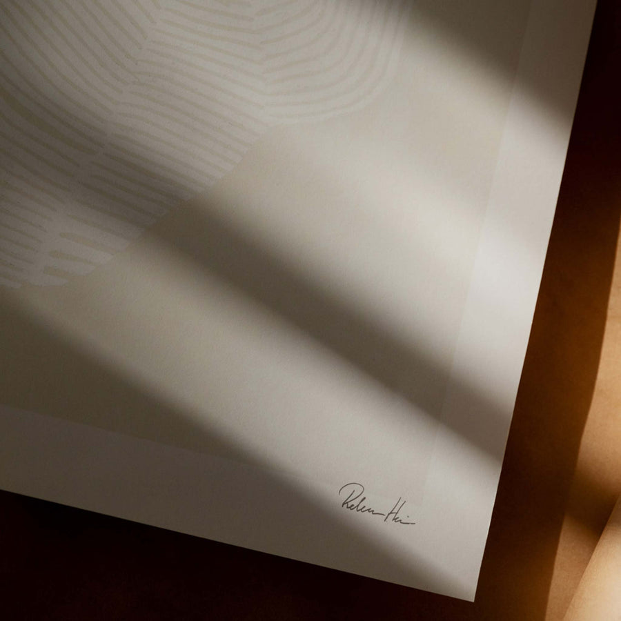 The Poster Club（ポスタークラブ）は、デンマーク・コペンハーゲンを拠点とするオンラインショップで、北欧デザインの高品質なポスターやアートプリントを専門に取り扱っています。新進気鋭の若手アーティストから世界的に活躍する作家まで、多彩なラインナップが魅力。北欧のライフスタイル、ファッション、インテリアデザインのトレンドを取り入れたミニマルで洗練された作品は、シンプルで上質な空間に自然と溶け込みます。ナチュラルインテリアや韓国風の部屋づくり、和モダンテイストにも調和し、アートを取り入れた暮らしを提案。世界中のインテリア雑誌やデザインメディアにも多数掲載されており、感度の高いユーザーからも厚い信頼を集めています。The Poster Clubは、アートプリントを通して日常に美とインスピレーションを届ける、北欧インテリア好きにおすすめのブランドです。