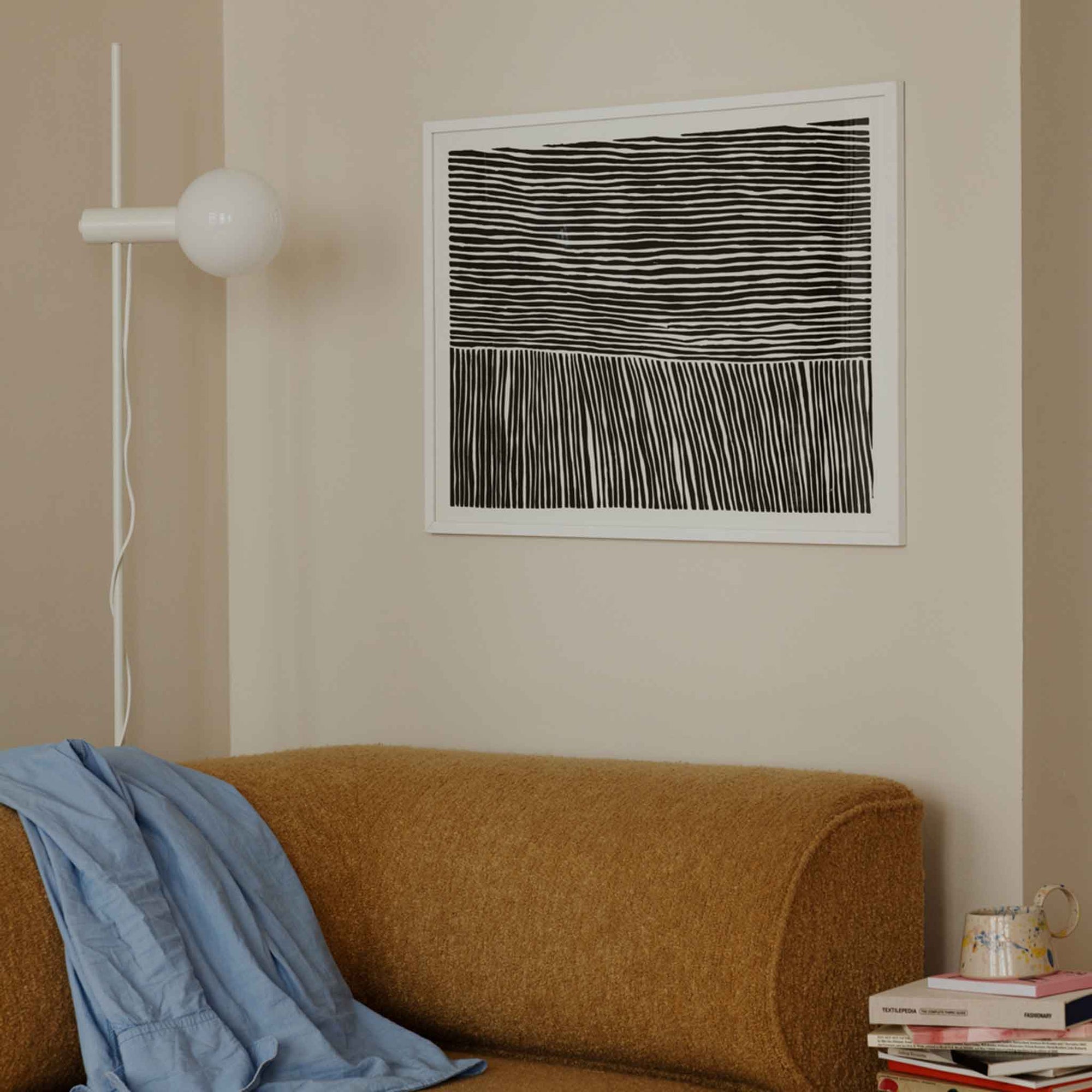 The Poster Club（ポスタークラブ）は、デンマーク・コペンハーゲンを拠点とするオンラインショップで、北欧デザインの高品質なポスターやアートプリントを専門に取り扱っています。新進気鋭の若手アーティストから世界的に活躍する作家まで、多彩なラインナップが魅力。北欧のライフスタイル、ファッション、インテリアデザインのトレンドを取り入れたミニマルで洗練された作品は、シンプルで上質な空間に自然と溶け込みます。ナチュラルインテリアや韓国風の部屋づくり、和モダンテイストにも調和し、アートを取り入れた暮らしを提案。世界中のインテリア雑誌やデザインメディアにも多数掲載されており、感度の高いユーザーからも厚い信頼を集めています。The Poster Clubは、アートプリントを通して日常に美とインスピレーションを届ける、北欧インテリア好きにおすすめのブランドです。