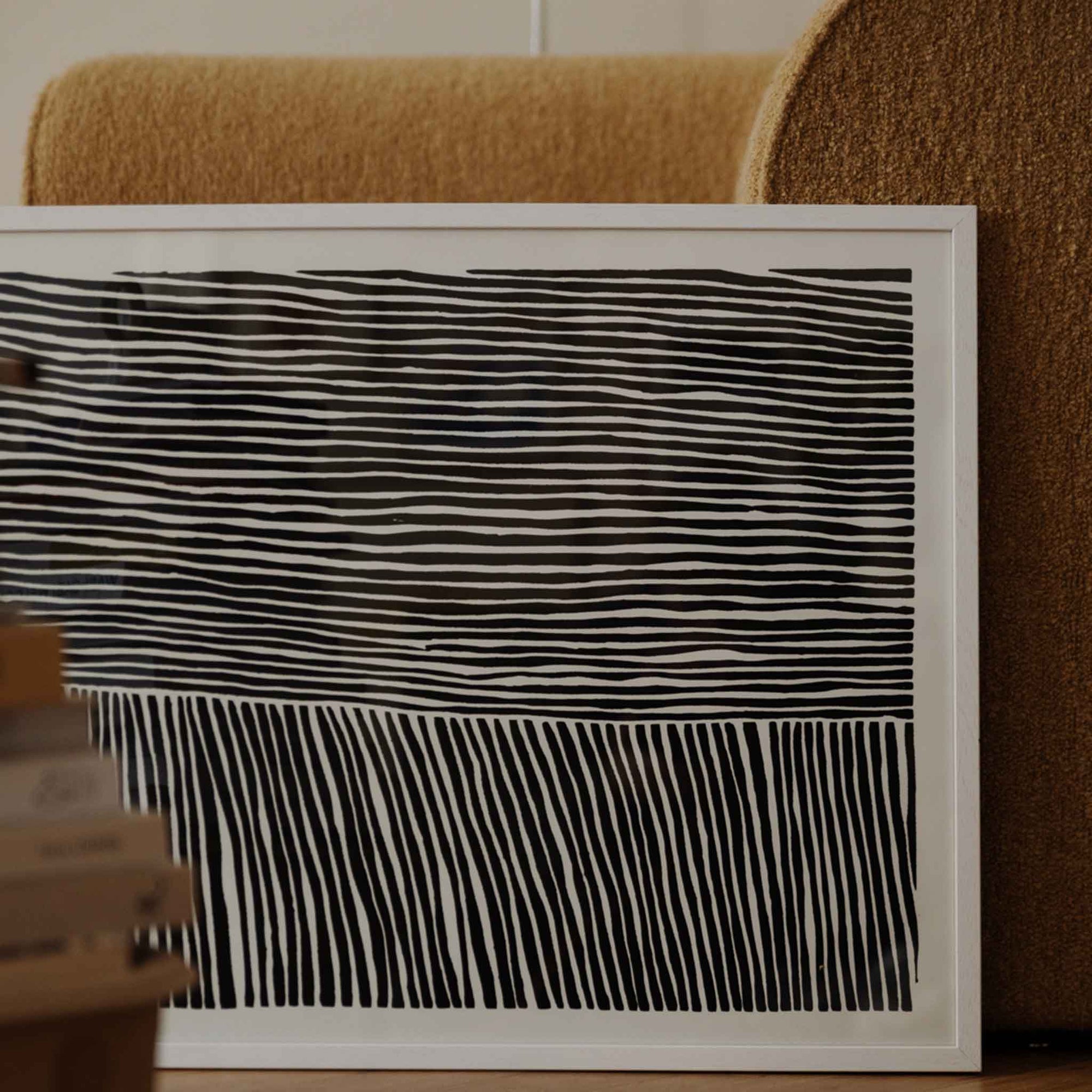 The Poster Club（ポスタークラブ）は、デンマーク・コペンハーゲンを拠点とするオンラインショップで、北欧デザインの高品質なポスターやアートプリントを専門に取り扱っています。新進気鋭の若手アーティストから世界的に活躍する作家まで、多彩なラインナップが魅力。北欧のライフスタイル、ファッション、インテリアデザインのトレンドを取り入れたミニマルで洗練された作品は、シンプルで上質な空間に自然と溶け込みます。ナチュラルインテリアや韓国風の部屋づくり、和モダンテイストにも調和し、アートを取り入れた暮らしを提案。世界中のインテリア雑誌やデザインメディアにも多数掲載されており、感度の高いユーザーからも厚い信頼を集めています。The Poster Clubは、アートプリントを通して日常に美とインスピレーションを届ける、北欧インテリア好きにおすすめのブランドです。