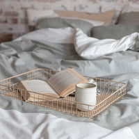 Mette Ditmer（メッテ・ディットマー）は、1995年にデンマークで設立されたインテリアブランドで、北欧ミニマリズムと洗練されたグラフィックデザインを融合させたスタイルで知られています。創設者メッテ・ディットマーのデザイン哲学は「ディテールにこそ真の個性が宿る」というもので、シンプルでありながら印象的な色使いや質感へのこだわりが、日常に上質な美しさをもたらします。バスルームアクセサリーやテキスタイル、ホームデコレーションなど幅広いラインナップを展開し、機能性と美しさを両立した製品は、ヨーロッパを中心に世界中で支持されています。サステナビリティにも配慮し、長く使える耐久性のある素材や時代に左右されないデザインを採用。Mette Ditmerは、日常空間を心地よく整えるための美意識とクラフトマンシップが詰まった北欧ブランドです。