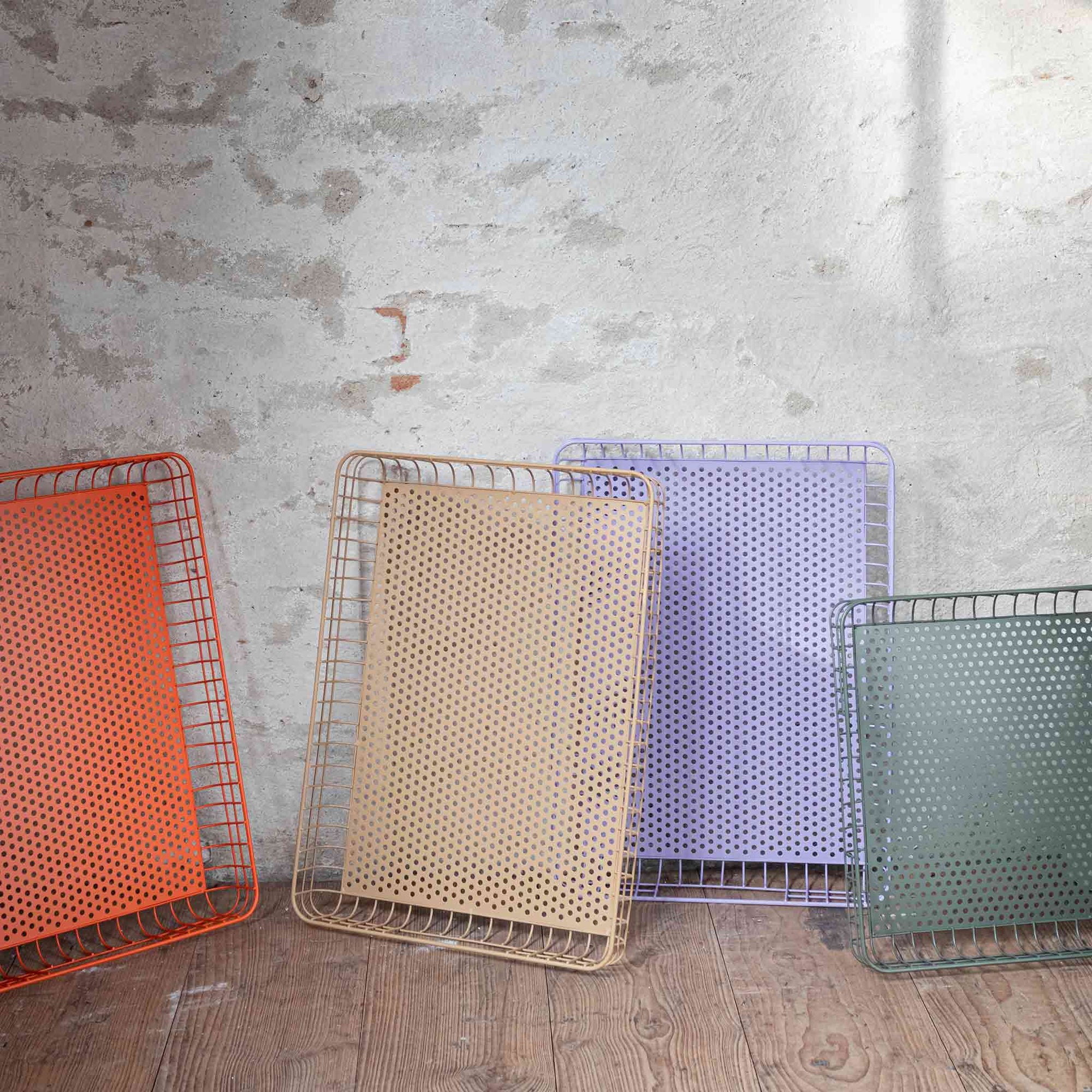 Mette Ditmer（メッテ・ディットマー）は、1995年にデンマークで設立されたインテリアブランドで、北欧ミニマリズムと洗練されたグラフィックデザインを融合させたスタイルで知られています。創設者メッテ・ディットマーのデザイン哲学は「ディテールにこそ真の個性が宿る」というもので、シンプルでありながら印象的な色使いや質感へのこだわりが、日常に上質な美しさをもたらします。バスルームアクセサリーやテキスタイル、ホームデコレーションなど幅広いラインナップを展開し、機能性と美しさを両立した製品は、ヨーロッパを中心に世界中で支持されています。サステナビリティにも配慮し、長く使える耐久性のある素材や時代に左右されないデザインを採用。Mette Ditmerは、日常空間を心地よく整えるための美意識とクラフトマンシップが詰まった北欧ブランドです。