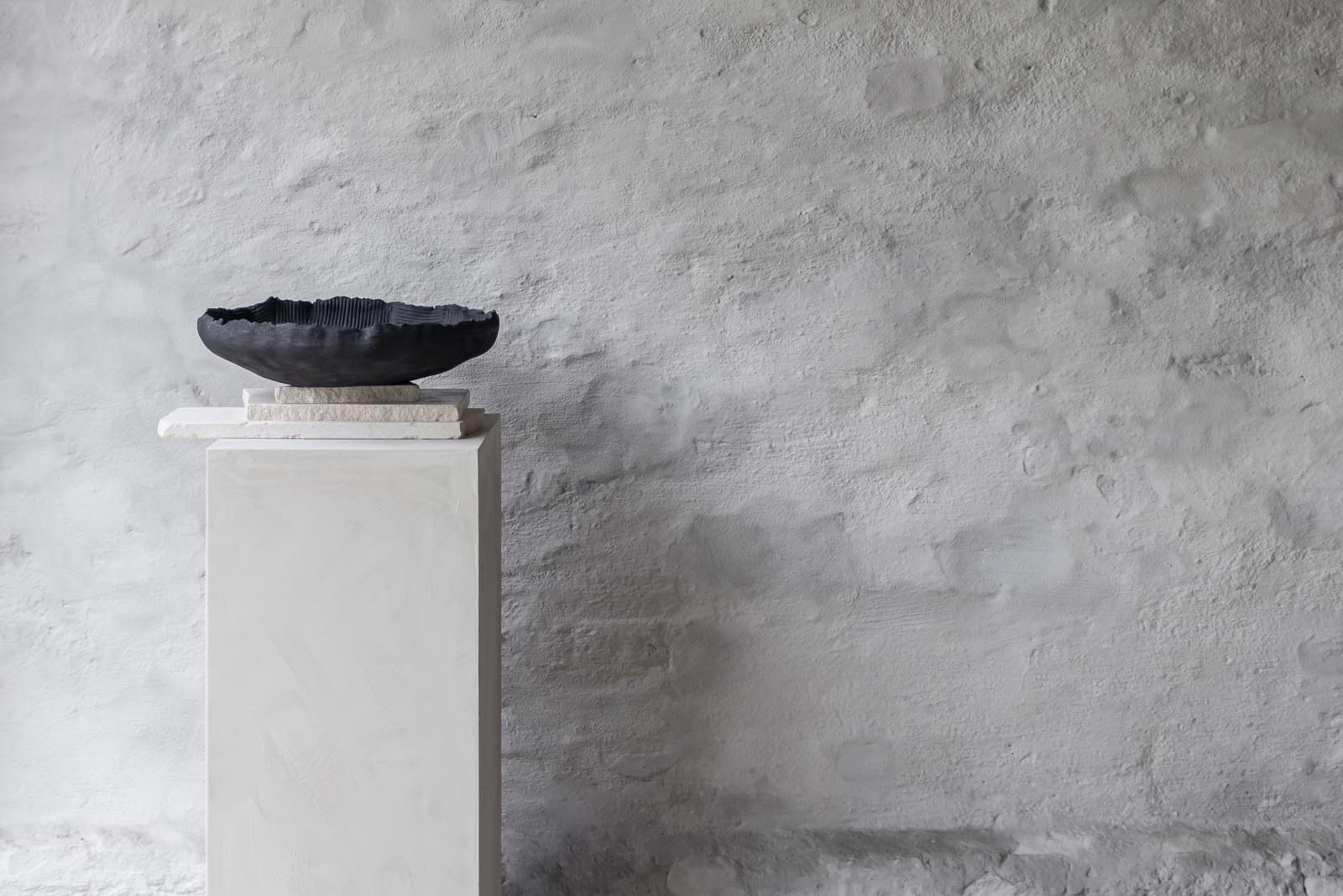 Mette Ditmer（メッテ・ディットマー）は、1995年にデンマークで設立されたインテリアブランドで、北欧ミニマリズムと洗練されたグラフィックデザインを融合させたスタイルで知られています。創設者メッテ・ディットマーのデザイン哲学は「ディテールにこそ真の個性が宿る」というもので、シンプルでありながら印象的な色使いや質感へのこだわりが、日常に上質な美しさをもたらします。バスルームアクセサリーやテキスタイル、ホームデコレーションなど幅広いラインナップを展開し、機能性と美しさを両立した製品は、ヨーロッパを中心に世界中で支持されています。サステナビリティにも配慮し、長く使える耐久性のある素材や時代に左右されないデザインを採用。Mette Ditmerは、日常空間を心地よく整えるための美意識とクラフトマンシップが詰まった北欧ブランドです。