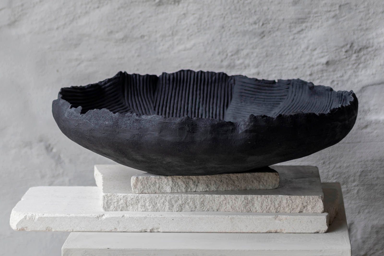 Mette Ditmer（メッテ・ディットマー）は、1995年にデンマークで設立されたインテリアブランドで、北欧ミニマリズムと洗練されたグラフィックデザインを融合させたスタイルで知られています。創設者メッテ・ディットマーのデザイン哲学は「ディテールにこそ真の個性が宿る」というもので、シンプルでありながら印象的な色使いや質感へのこだわりが、日常に上質な美しさをもたらします。バスルームアクセサリーやテキスタイル、ホームデコレーションなど幅広いラインナップを展開し、機能性と美しさを両立した製品は、ヨーロッパを中心に世界中で支持されています。サステナビリティにも配慮し、長く使える耐久性のある素材や時代に左右されないデザインを採用。Mette Ditmerは、日常空間を心地よく整えるための美意識とクラフトマンシップが詰まった北欧ブランドです。